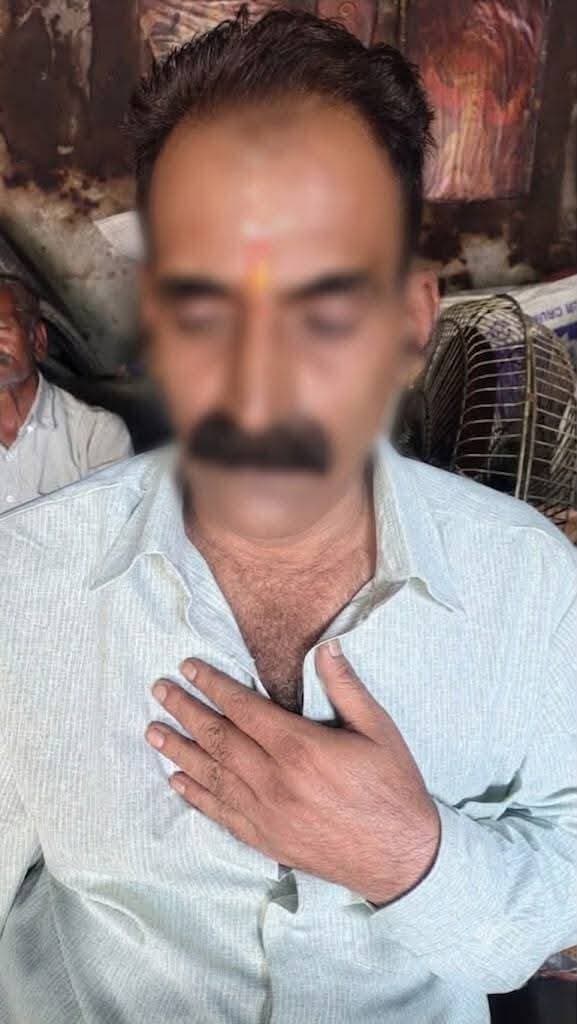 कांगड़ा: कबाड़ की आड़ में चलाया जा रहा था चरस का धंधा, पुलिस ने 196.2 ग्राम के साथ दो दबोचे ।
आज दिनांक 16.09.2026 को कांगड़ा पुलिस की CIA टीम को गुप्त सूचना के आधार पुलिस थाना कांगड़ा के अधिकार क्षेत्र के अंतर्गत आने वाले क्षेत्र बीरता (निकट HPSEB पावर हाउस) स्थित एक कबाड़ (Scrap) की दुकान पर छापेमारी की गई। चेकिंग के दौरान दुकान से कुल 196.02 ग्राम चरस बरामद की गई है। CIA टीम ने तुरंत कार्रवाई करते हुए दोनों दुकानदारों के खिलाफ ND&PS Act में मामला दर्ज कर जांच शुरू कर दी है नशीले पदार्थ को कब्जे में लेकर दोनों आरोपियों से नशीले पदार्थ की खरीद-फरोख्त और नेटवर्क से जुड़े अन्य लोगों के संबंध में जिला पुलिस द्वारा पूछताछ की जा रही है।
गिरफ्तार अभियुक्तों का विवरण:
1. विकास शर्मा उर्फ किंग (उम्र 55 वर्ष),निवासी गांव नतेहड़, डाकघर व तहसील कांगड़ा, जिला कांगड़ा (हि.प्र.)।
2. प्रेम कुमार (उम्र 68 वर्ष), निवासी वार्ड नंबर 9, डाकघर व तहसील कांगड़ा, जिला कांगड़ा (हि.प्र.)।