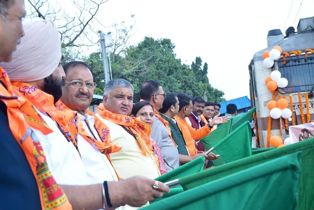आज अम्बिकापुर से 850 श्रद्धालुओं को लेकर भारत गौरव ट्रेन को श्री काशी एवं श्री अयोध्या धाम के लिए हरी झंडी दिखाकर रवाना किया। इस दौरान महापौर श्रीमती मंजूषा भगत एवं स्थानीय जनप्रतिनिधिगण उपस्थित रहे।
जन-आस्था का सम्मान, जनसेवा का संकल्प, यही हमारी प्राथमिकता है।
#sevasankalpabhiyan #ramlaladarshan #surguja #ambikapur