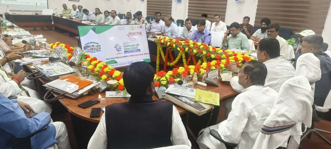 _समाहरणालय, मधेपुरा_
_जिला जनसंपर्क कार्यालय_
_प्रेस विज्ञप्ति_
_दिनांक: 16 सितंबर 2026_
_स्वच्छता में सहभाग - स्वच्छ भारत, विकसित भारत_
_स्थान: झल्लू बाबू सभागार, मधेपुरा_
आज दिनांक 16 सितंबर 2026 को झल्लू बाबू सभागार भवन, मधेपुरा में _स्वच्छता ही सेवा 2026 अभियान_ का भव्य शुभारंभ किया गया।
कार्यक्रम की अध्यक्षता _माननीय सांसद, मधेपुरा श्री दिनेश चंद्र यादव जी_ ने की। विशिष्ट अतिथि के रूप में _माननीय सांसद, सुपौल श्री दिलेश्वर कामैत जी_, _माननीय विधायक, सिंहेश्वर श्री रमेश ऋषिदेव जी_ एवं _माननीय विधायक, बिहारीगंज श्री निरंजन कुमार मेहता जी_ उपस्थित रहे।
इस अवसर पर जिला पदाधिकारी मधेपुरा श्री अभिषेक रंजन, उप विकास आयुक्त, निदेशक DRDA, जिला स्तरीय पदाधिकारी, जिला समन्वयक लोहिया स्वच्छ बिहार अभियान एवं अन्य पदाधिकारीगण उपस्थित थे।
माननीय सांसद महोदय ने अपने संबोधन में कहा कि स्वच्छता ही सेवा अभियान का मुख्य उद्देश्य जनभागीदारी के माध्यम से स्वच्छता के प्रति जागरूकता बढ़ाना तथा _स्वच्छ भारत, विकसित भारत_ के संकल्प को साकार करना है।
जिला पदाधिकारी द्वारा सभी नागरिकों से अपील की गई कि 17 सितम्बर से 02 अक्टूबर तक चलने वाले इस अभियान में बढ़-चढ़ कर भाग लें, एक घंटा श्रमदान करें और कचरे के 4 तरह के पृथक्करण को अपने घरों में अपनाएं।
*अभियान के तहत निर्धारित प्रमुख गतिविधियां:*
- 15 सितंबर तक - CTUs की Mapping/Geo-location एवं तैयारी
- 16 सितंबर तक - सभी Preparatory Activities पूर्ण
- 17 सितंबर - SHS 2026 Roll-out
- 17-18 सितंबर - स्वच्छ पाठशाला – युवा फॉर स्वच्छता
- 19-20 सितंबर - CTU/GVP Transformation
- 21-22 सितंबर - स्वच्छ सार्वजनिक स्थलों पर विशेष स्वच्छता अभियान
- 23-24 सितंबर - जनभागीदारी एवं Advocacy Drives
- 25-26 सितंबर - Sports for Swachhata
- 27 सितंबर - विश्व पर्यटन दिवस पर पर्यटन, धार्मिक एवं ऐतिहासिक स्थलों की विशेष सफाई
- 28-29 सितंबर - स्वच्छता से समृद्धि (Waste to Wealth)
- 30 सितंबर - सफाई मित्र सुरक्षा एवं सम्मान शिविर
- 01 अक्टूबर प्रातः 08:00 बजे - एक दिन, एक घंटा, एक साथ सामूहिक श्रमदान
- 02 अक्टूबर - स्वच्छ भारत दिवस / विशेष ग्राम सभा
अभियान के दौरान सरकारी कार्यालयों, विद्यालयों, स्वास्थ्य केन्द्रों, आंगनबाड़ी केन्द्रों, हाट-बाजारों, धार्मिक एवं सांस्कृतिक स्थलों, पर्यटन स्थलों, बस स्टैंड, रेलवे स्टेशन, पार्क, खेल मैदान तथा तालाब/जलाशय सहित विभिन्न सार्वजनिक स्थलों पर विशेष स्वच्छता गतिविधियां संचालित की जाएंगी।
जिला प्रशासन द्वारा सभी नागरिकों से अपील की गई है कि स्वच्छता ही सेवा अभियान में सक्रिय रूप से भाग लेकर स्वच्छ, सुंदर एवं स्वस्थ मधेपुरा के निर्माण में अपनी सहभागिता सुनिश्चित करें।
Information & Public Relations Department, Government of Bihar