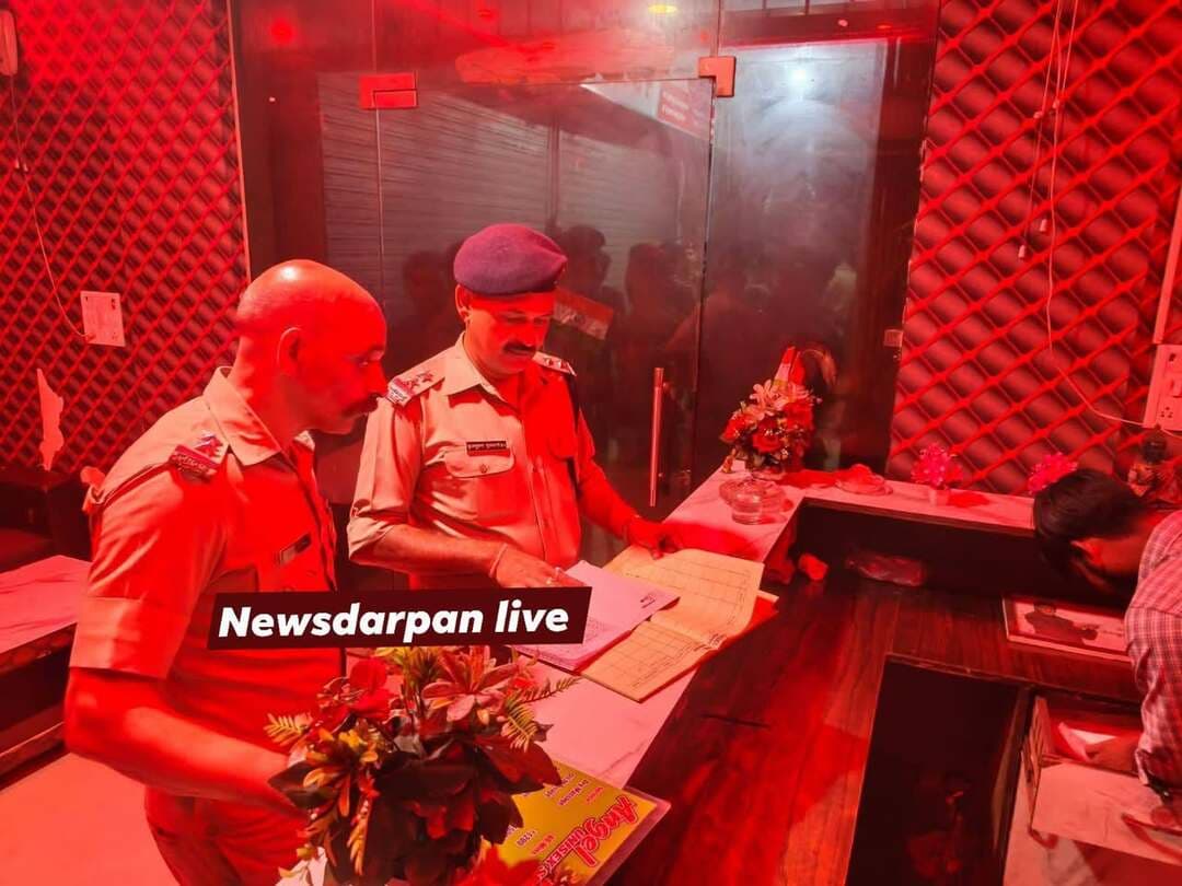 स्पा सेंटर वा होटलों में छा*पेमारी।ऊधमसिंहनगर एसएसपी के निर्देश पर पुलिस ने स्पा सेंटर वा होटलों में की छा*पेमारी।50 से ज्यादा पुलिस कर्मियों ने अलग-अलग टीम बनाकर की छा*पेमारी,दो दर्जन सं*दिग्धों से पूछताछ।
