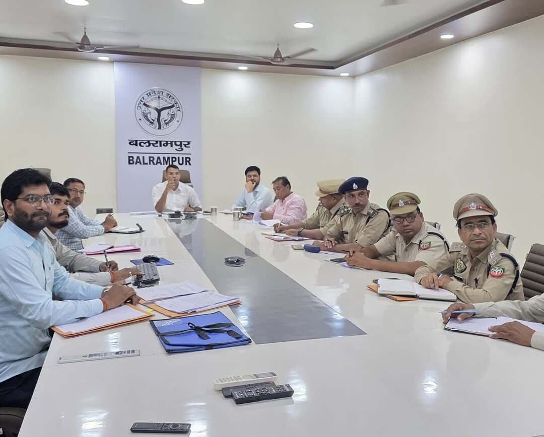 #Balrampur ! मानव-वन्यजीव संघर्ष पर लगाम: 120 संवेदनशील गांवों में चलेगा जागरूकता अभियान, डीएम ने दिए कड़े निर्देश...
#बलरामपुर। मानव-वन्यजीव संघर्ष की रोकथाम और वन सीमा से सटे गांवों में जन-धन व पशुधन की सुरक्षा के लिए बुधवार को कलेक्ट्रेट सभागार में जिलाधिकारी डॉ. विपिन कुमार जैन की अध्यक्षता में अहम समीक्षा बैठक आयोजित हुई। बैठक में सोहेलवा वन्यजीव प्रभाग की समन्वित कार्ययोजना का अवलोकन करते हुए डीएम ने केवल रेस्क्यू तक सीमित न रहकर रिस्क मैनेजमेंट, पूर्व तैयारी और त्वरित प्रतिक्रिया पर जोर दिया।
जिलाधिकारी ने वन क्षेत्र से सटे 120 संवेदनशील गांवों में व्यापक जागरूकता अभियान चलाने और पुरानी घटनाओं की जियो-टैगिंग कर हॉटस्पॉट चिन्हित करने के निर्देश दिए, ताकि घटनाओं के पैटर्न का अध्ययन कर प्रभावी रणनीति बनाई जा सके।
विभागीय समन्वय और प्रमुख निर्देश:
वन विभाग: 24×7 रैपिड रिस्पॉन्स टीम सक्रिय रहेगी। निगरानी के लिए थर्मल ड्रोन, कैमरा ट्रैप और नाइट-विजन उपकरणों का इस्तेमाल होगा। 10 किमी अतिरिक्त सोलर चेनलिंक फेंसिंग का प्रस्ताव तेजी से आगे बढ़ेगा।
विद्युत व पंचायती राज विभाग: सीमावर्ती गांवों में बेहतर रोशनी, झूलते तारों को दुरुस्त करने, खुले में शौच रोकने के लिए 100% शौचालय उपयोग और 'विलेज अलर्ट नेटवर्क' सक्रिय करने के निर्देश दिए गए।
स्वास्थ्य व पशुपालन विभाग: सीएचसी/पीएचसी पर एंटी-वेनम व एंटी-रैबीज इंजेक्शन की पर्याप्त उपलब्धता और पशुधन के टीकाकरण व बाड़ों की सुरक्षा पर बल दिया गया।
पुलिस व एसएसबी: आबादी क्षेत्र में वन्यजीव आने पर भीड़ नियंत्रण और संयुक्त गश्त में वन विभाग का सहयोग करेंगे।
ग्रामीणों के लिए अपील:
डीएम ने विद्यालयों, ग्राम चौपालों और लाउडस्पीकर के माध्यम से ग्रामीणों को जागरूक करने को कहा। ग्रामीणों से अपील की गई कि वे रात के समय वन सीमा की ओर अकेले न जाएं, बच्चों-बुजुर्गों का ध्यान रखें और वन्यजीव दिखने पर उसे घेरने के बजाय तत्काल वन विभाग के कंट्रोल रूम को सूचित करें।
बैठक में प्रभागीय वनाधिकारी (सोहेलवा), अपर जिलाधिकारी सहित संबंधित विभागों के ज़िला स्तरीय अधिकारी मौजूद रहे।
#balrampur #dmbalrampur