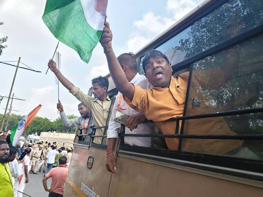 लखनऊ के इकोगार्डन से विधानसभा की ओर जा रहे आरक्षण महाघोटाला आंदोलन में आए हुए प्रदर्शनकारियों को किया गया डिटेन
<nis:link nis:type=tag nis:id=hindustankisham nis:value=hindustankisham nis:enabled=true nis:link/>