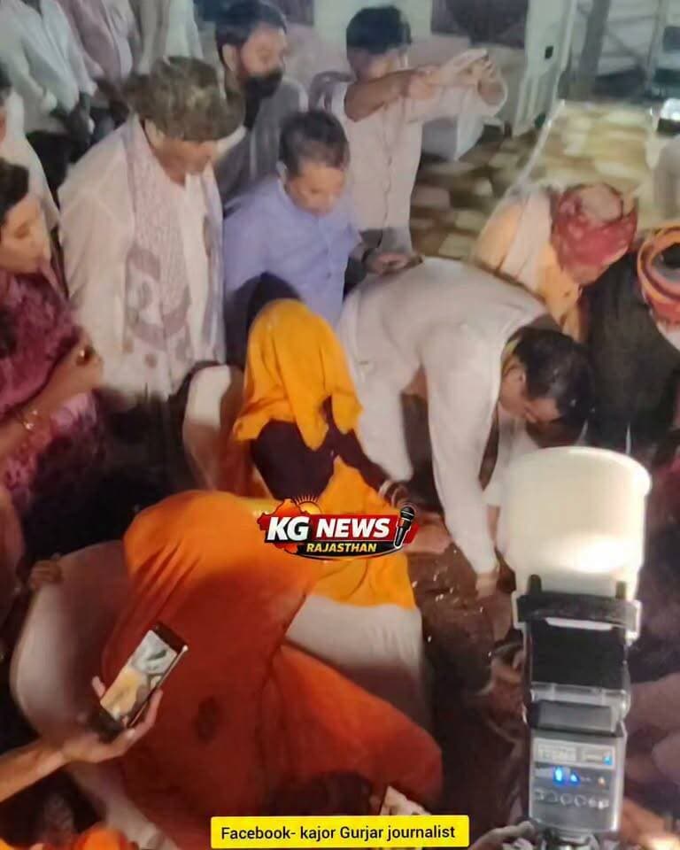 🙏 गुर्जर आंदोलन के शहीदों को नमन!
हंसते-हंसते प्राण न्योछावर करने वाले वीर योद्धाओं की शहादत को समाज ने किया याद।
💐 वीरांगनाओं का गंगाजल से चरण धोकर सम्मान किया गया, सम्मान में सभी ने खड़े होकर किया नमन।
शहादत अमर रहे… संघर्ष याद रहेगा। ✊
#गुर्जरआंदोलन #शहीदोंकोनमन #वीरांगनाएं #गुर्जरसमाज #KGNewsRajasthan