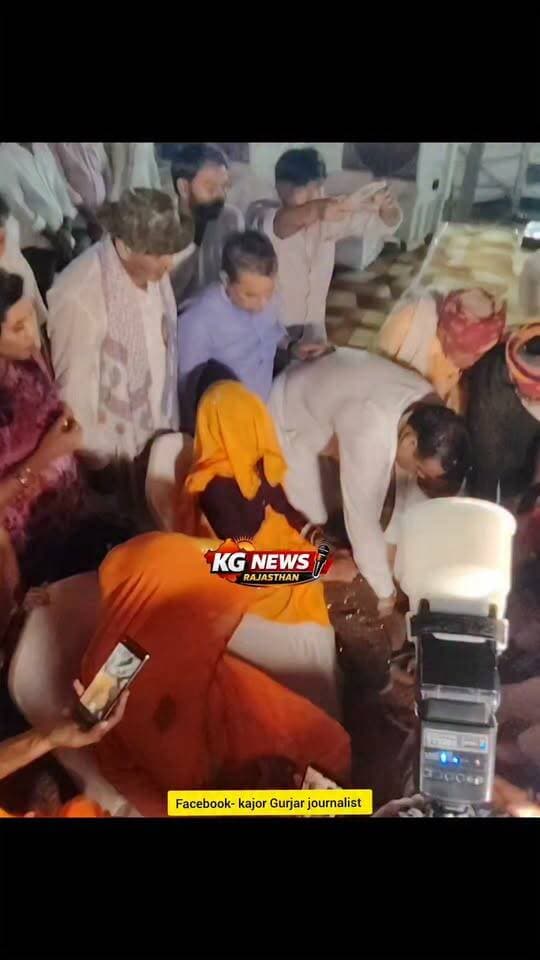 🙏 गुर्जर आंदोलन के शहीदों को नमन,
हंसते-हंसते प्राण न्योछावर करने वाले वीर योद्धाओं की शहादत को समाज ने किया याद।
💐 वीरांगनाओं का गंगाजल से चरण धोकर सम्मान किया गया, सम्मान में सभी ने खड़े होकर किया नमन।
शहादत अमर रहे… संघर्ष याद रहेगा। ✊
#गुर्जरआंदोलन #शहीदोंकोनमन #वीरांगनाएं #गुर्जरसमाज #KGNewsRajasthan #Gurjar #gurjarcommunity