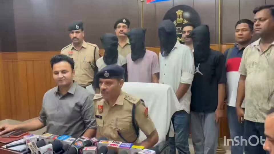 कार से 3.80 लाख रुपए चोरी करने के चार आरोपी गिरफ्तार, 1 लाख रुपए व वारदात में प्रयुक्त ऑटो बरामद। पानीपत पुलिस ने एनएफएल नाका के नजदीक कंपनी से कार में सवार होकर घर लौट रहे युवक को झगड़े में उलझाकर कार से 3.80 लाख रुपए चोरी करने की वारदात को सफलतापूर्वक सुलझाते हुए चार आरोपियों को गिरफ्तार करने में कामयाबी हासिल की है। पुलिस ने आरोपियों के कब्जे से चोरी की नकदी में से 1 लाख रुपये व वारदात में प्रयुक्त ऑटो बरामद किया है। गिरफ्तार आरोपियों की पहचान पीर कॉलोनी सिवाह निवासी साहिल, साजिद व काला तथा राक्सेड़ा निवासी वाजिद के रूप में हुई है।
डीएसपी यातायात सुरेश कुमार सैनी ने बुधवार को जिला सचिवालय स्थित पुलिस विभाग के सभागार में प्रेसवार्ता के दौरान मामले की जानकारी देते हुए बताया कि थाना मॉडल टाउन में विकास नगर निवासी भूपेंद्र सिंह पुत्र दिनानाथ ने पुलिस को दी शिकायत में बताया था कि वह सीताराम कंपनी लोहारी व विली कंपनी आसन कलां में करीब तीन साल से शिफ्ट इंचार्ज के पद पर कार्यरत है।
वह 7 सितंबर को सीताराम कंपनी के मालिक से लेबर की पेमेंट के 8 लाख 2 हजार रुपए लेकर आया था। इनमें से 4 लाख रुपए उसने बिरमी कंपनी आसन कलां में ठेकेदार को दे दिए। बाकी 4 लाख 2 हजार रुपए कार में रखकर वह शाम करीब 6 बजे आसन कलां कंपनी से घर लौट रहा था। रास्ते में राहतक फाटक एनएफएल नाका के पास पहुंचने पर उसकी कार के आगे चल रहे हरे रंग के ऑटो से टकरा गई। ऑटो में पांच युवक सवार थे।
युवकों ने रुकवाकर उसके साथ बहस व बदसलूकी शुरू कर दी। दो युवक उसके साथ बहस करने लगे, जबकि तीन युवक कार के चारों तरफ घूमने लगे। इसी दौरान युवकों ने कार की पिछली सीट पर रखी पॉलिथिन से रुपए निकाल लिए। हड़बड़ाहट में 22 हजार रुपये कार में ही गिर गए, जबकि आरोपी 3.80 लाख रुपये लेकर फरार हो गए। भूपेंद्र सिंह की शिकायत पर थाना मॉडल टाउन में अभियोग दर्ज कर पुलिस ने आरोपियों की पहचान व धरपकड़ के प्रयास शुरू कर दिए थे।
डीएसपी सुरेश कुमार सैनी ने बताया कि पुलिस अधीक्षक मेधा भूषण आईपीएस ने मामले की गंभीरता को देखते हुए जांच व आरोपियों की धरपकड़ की जिम्मेदारी सीआईए टू प्रभारी सब इंस्पेक्टर अनिल व उनकी टीम को सौंपी थी। पुलिस टीम ने घटनास्थल से जाने वाले विभिन्न मार्गों पर व आसपास लगे 30 से अधिक सीसीटीवी कैमरों की फुटेज खंगाली। फुटेज में ऑटो दिखाई दिया। पुलिस ने अपने सभी सोर्स सक्रिय करते हुए मंगलवार देर शाम मिली गुप्त सूचना पर दबिश देकर रिफाइनरी पुल के पास से चारों आरोपियों को गिरफ्तार किया।
पूछताछ में आरोपियों ने उक्त वारदात को अंजाम देना स्वीकार किया। पुलिस पूछताछ में आरोपियों ने अपनी पहचान साहिल, साजिद व काला निवासी पीर कॉलोनी सिवाह तथा वाजिद निवासी राक्सेड़ा के रूप में बताई।
डीएसपी सुरेश कुमार सैनी ने बताया कि पूछताछ में आरोपियों ने पुलिस को बताया कि वे चारों नशा करने के आदी हैं। नशे की लत पूरी करने के लिए चारों आरोपियों ने मिलकर उक्त वारदात को अंजाम दिया। आरोपियों का पहले भी आपराधिक रिकॉर्ड होना पाया गया है और उनके खिलाफ लड़ाई-झगड़े के मामले दर्ज हैं। पुलिस ने आरोपियों के कब्जे से चोरी की नकदी में से 1 लाख रुपए व वारदात में प्रयुक्त ऑटो बरामद कर चारों आरोपियों को बुधवार को माननीय न्यायालय में पेश किया जहां से आरोपी साजिद व वाजिद का न्यायिक हिरासत जेल भेज दिया और आरोपी साहिल व काला को 3 दिन के पुलिस रिमांड पर लिया गया। रिमांड के दौरान पुलिस आरोपियों से गहनता से पूछताछ करने के साथ बची हुई चोरी की नकदी बरामद करने का प्रयास करेगी।