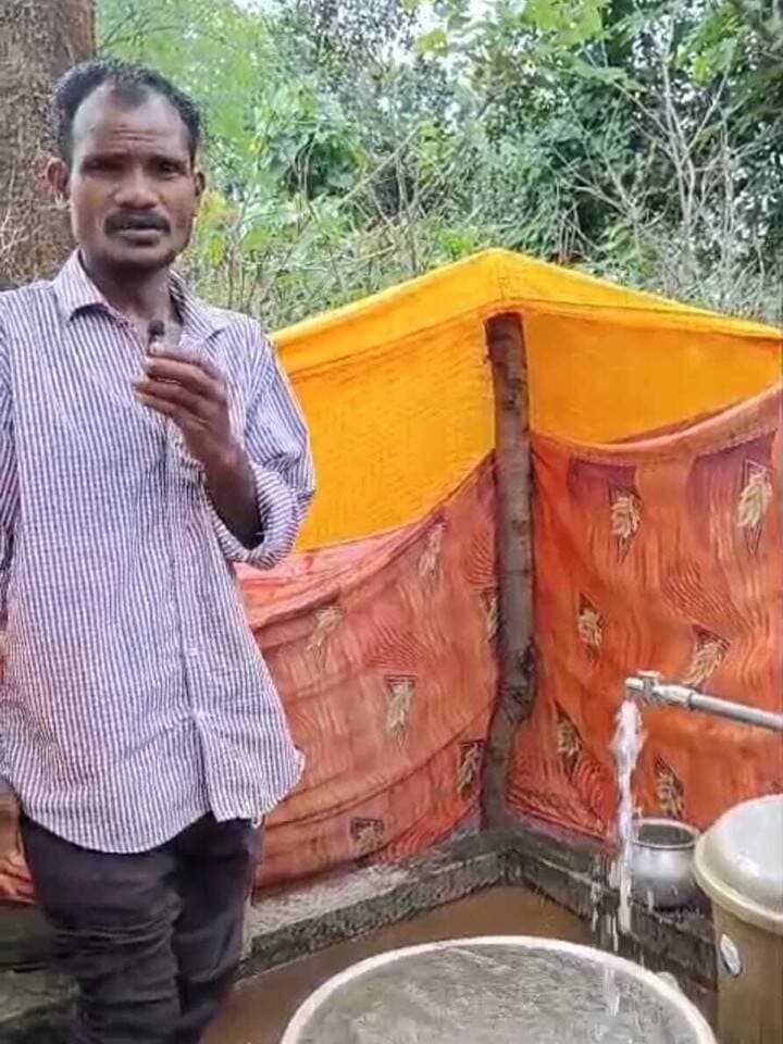 हर घर नल से जल, बेसरापाल में बदली जिंदगी की तस्वीर
बस्तर ब्लॉक की ग्राम पंचायत सेमलनार के आश्रित ग्राम बेसरापाल में जल जीवन मिशन के तहत 111 परिवारों को शुद्ध एवं सुरक्षित पेयजल की सुविधा मिली है।
गांव के सभी घरों को फंक्शनल हाउसहोल्ड टैप कनेक्शन से जोड़ा गया है। नियमित जलापूर्ति के लिए 40 हजार लीटर क्षमता की पानी टंकी स्थापित की गई है। दोनों आंगनबाड़ी केंद्रों में भी नल कनेक्शन उपलब्ध कराया गया है।
जल की गुणवत्ता सुनिश्चित करने के लिए स्थानीय महिलाओं द्वारा फील्ड टेस्ट किट से पानी की जांच भी की जा रही है।
अब ग्रामीणों को पानी के लिए दूर नहीं जाना पड़ता। विशेषकर महिलाओं को पानी ढोने की मेहनत से राहत मिली है। घर तक पहुंचा नल का जल, तो आसान हुआ जीवन। 💧
#JalJeevanMission #HarGharJal