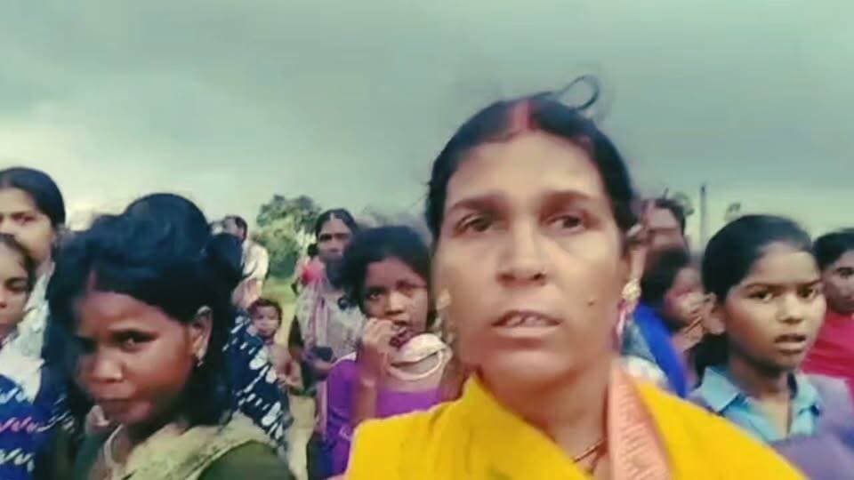 *शेरघाटी में दर्दनाक हादसा, मां के साथ नदी गया 6 साल का मासूम डूबा, मौत*
*शेरघाटी (गयाजी):* थाना क्षेत्र के बूढ़ी नदी में डूबने से 6 वर्षीय मासूम की दर्दनाक मौत हो गई। मृतक की पहचान महमदपुर गांव निवासी प्रमोद मांझी के इकलौते बेटे प्रेम कुमार के रूप में हुई है।
बताया जा रहा है कि मंगलवार को उसकी मां बूढ़ी नदी में कपड़ा साफ करने गई थी। उसके साथ प्रेम कुमार भी गया था। कपड़ा धोने के दौरान प्रेम नदी में नहाने लगा और गहरे पानी में चला गया। गहराई अधिक होने के कारण वह डूब गया।
हादसे की खबर मिलते ही परिजनों और ग्रामीणों में अफरा-तफरी मच गई। स्थानीय लोगों ने काफी मशक्कत के बाद बच्चे को बाहर निकाला, लेकिन तब तक उसकी मौत हो चुकी थी।
सूचना पर पहुंची पुलिस ने शव को अपने कब्जे में लेकर पोस्टमार्टम के लिए मगध मेडिकल कॉलेज अस्पताल, गया भेज दिया है। घटना के बाद परिवार में कोहराम मचा हुआ है, वहीं पूरे गांव में मातम पसरा है।