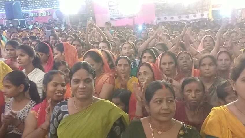 औरंगाबाद धर्मशाला चौक स्थित सिद्धि विनायक गणेश मंदिर में तीसरे दिन बुधवार को आयोजित महाआरती में लोजपा जिला अध्यक्ष चंद्रभूषण सिंह उर्फ सोनू सिंह शामिल हुए