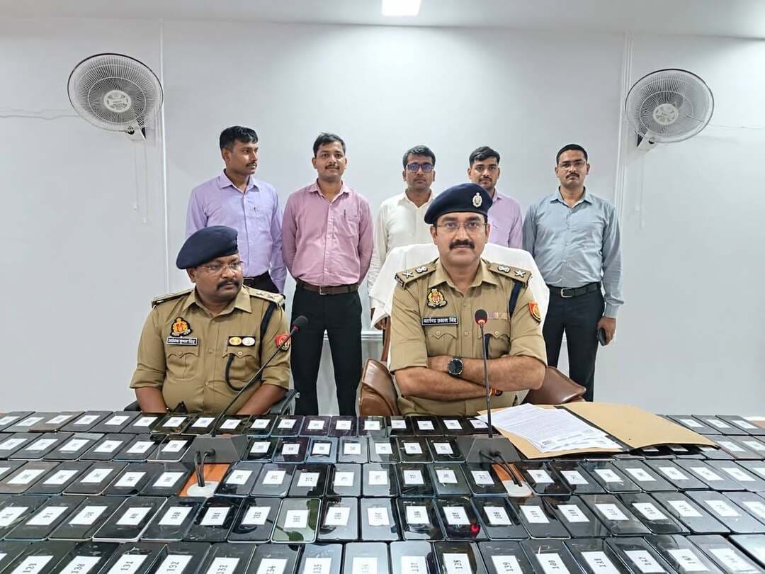 🚨 गुम हुए मोबाइल लौटे तो चेहरे पर लौटी मुस्कान!🚨
बलरामपुर पुलिस की साइबर सेल/CEIR टीम का बड़ा कमाल — 151 गुमशुदा स्मार्टफोन बरामद!
बलरामपुर पुलिस ने तकनीक का इस्तेमाल कर गुम हुए 151 स्मार्टफोन बरामद किए हैं। बरामद मोबाइलों की अनुमानित कीमत करीब 30 से 35 लाख रुपये बताई गई है।
पुलिस अधीक्षक मार्तण्ड प्रकाश सिंह ने बुधवार को पुलिस अधीक्षक कार्यालय में बरामद मोबाइल उनके स्वामियों को सुपुर्द किए। मोबाइल वापस पाकर लोगों के चेहरों पर खुशी दिखाई दी और उन्होंने बलरामपुर पुलिस की साइबर टीम की सराहना की।
SANCHAR SARTHI PORTAL और CEIR तकनीक बनी मददगार, साइबर सेल एवं थाना स्तर पर गठित टीमों ने लगातार प्रयास कर गुम मोबाइलों को ट्रेस कर बरामद किया।
पुलिस की अपील:
अगर आपका मोबाइल गुम हो जाए तो चुप न बैठें। तत्काल नजदीकी थाने की साइबर सेल/CEIR टीम को सूचना दें या भारत सरकार के SANCHAR SARTHI PORTAL के माध्यम से शिकायत दर्ज करें।
151 परिवारों को मिला उनका खोया मोबाइल… पुलिस की तकनीकी कार्रवाई से लौटी उम्मीद।
बलरामपुर पुलिस की साइबर सेल, सर्विलांस सेल और सभी थाना स्तर की CEIR टीम को इस कार्रवाई के लिए सराहना।
#बलरामपुर #बलरामपुरपुलिस #Balrampur #BalrampurPolice #उत्तरप्रदेशपुलिस #UPPolice #CyberCell #CEIR #CyberCrime #CyberSecurity #MobileRecovery #LostMobile
#MobileRecovered #SancharSaathi #SancharSaathiPortal #DigitalIndia #CyberAwareness #PoliceAction
#PoliceNews #BreakingNews #UPNews #UttarPradeshNews
#BalrampurNews #BalrampurUpdates #जनताकीआवाज
#जनताकीसुरक्षा #पुलिसकीकार्रवाई #साइबरसेल #साइबरजागरूकता #मोबाइलबरामद #upnewsउत्तरप्रदेशबलरामपुर