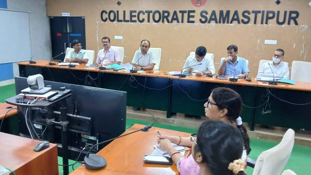 17 सितंबर को जलेगा ‘आशीर्वाद का दीया’, सेवा संकल्प अभियान का होगा शुभारंभ डीएम
* एक महीने तक चलेगा सेवा संकल्प अभियान; जिले के विद्यालयों से लेकर पंचायत भवन, अस्पताल, जीविका केंद्र और प्रमुख सार्वजनिक स्थलों पर होगा दीप प्रज्ज्वलन
* सेवा, संकल्प और सहभागिता के संदेश के साथ समस्तीपुर 17 सितंबर की शाम दीपों से जगमगाएगा जिला
समस्तीपुर, 16 सितंबर 2026 : जनभागीदारी के संदेश के साथ राज्यभर में 17 सितंबर से 17 अक्टूबर तक आयोजित होने वाले ‘सेवा संकल्प अभियान’ के शुभारंभ के अवसर पर जिले में ‘आशीर्वाद का दीया’ कार्यक्रम का आयोजन किया जाएगा। जिला प्रशासन ने कार्यक्रम के सफल क्रियान्वयन के लिए जिले के विभिन्न विभागों एवं संस्थानों को गतिविधिवार जिम्मेदारियां सौंपी हैं। जिलाधिकारी श्री रोशन कुशवाहा द्वारा जारी आदेश के अनुसार 17 सितंबर की शाम जिले के सभी सरकारी विद्यालयों, पंचायत भवनों, अमृत सरोवरों, बुनियादी केंद्रों, जीविका केंद्रों, आंगनबाड़ी केंद्र, स्वास्थ्य केंद्र,सभी सामुदायिक भवन-सह-वर्कशेड तथा स्वच्छता से जुड़ी संरचनाओं पर दीप प्रज्ज्वलित किए जाएंगे। इसके साथ ही सभी जिला एवं प्रखंड स्तरीय कार्यालयों में भी दीप प्रज्ज्वलन कार्यक्रम आयोजित किया जाएगा।
जिले के 10 प्रमुख एवं प्रतीकात्मक सार्वजनिक स्थलों को भी ‘आशीर्वाद का दीया’ कार्यक्रम के लिए चिह्नित किया गया है। इनमें जननायक कर्पूरी ठाकुर की प्रतिमा, डॉ. भीमराव आंबेडकर की प्रतिमा, डॉ. एलकेवीडी महाविद्यालय ताजपुर, सदर अस्पताल समस्तीपुर, डॉ. राजेंद्र प्रसाद केंद्रीय कृषि विश्वविद्यालय पूसा, समस्तीपुर रेलवे स्टेशन, सरदारगंज चौक दलसिंहसराय, गांधी चौक रोसड़ा, प्राथमिक शिक्षक शिक्षा महाविद्यालय शाहपुर पटोरी तथा समाहरणालय समस्तीपुर शामिल हैं।
प्रशासन ने सरकारी योजनाओं के लाभुकों को भी अपने घरों एवं प्रतिष्ठानों पर दीप प्रज्ज्वलित करने के लिए प्रेरित करने का निर्देश दिया है। कार्यक्रम से जुड़े फोटो, वीडियो और रील्स जिला सूचना एवं जनसंपर्क कार्यालय को उपलब्ध कराने को कहा गया है, ताकि अभियान की व्यापक सहभागिता को सामने लाया जा सके।
जिला स्तर पर मुख्य कार्यक्रम का आयोजन 17 सितंबर की शाम समाहरणालय, समस्तीपुर में किया जाएगा। जिला अल्पसंख्यक कल्याण पदाधिकारी रजनीश कुमार को कार्यक्रम का नोडल पदाधिकारी बनाया गया है। जिला परियोजना प्रबंधक, जीविका एवं जिला प्रोग्राम पदाधिकारी, आईसीडीएस को आवश्यक सहयोग की जिम्मेदारी दी गई है। समाहरणालय में आयोजित कार्यक्रम की ड्रोन वीडियोग्राफी एवं फोटोग्राफी की व्यवस्था सुनिश्चित करने का भी निर्देश दिया गया है।
जिलाधिकारी ने सभी संबंधित पदाधिकारियों एवं कार्यालय प्रधानों को कार्यक्रम को सफल बनाने के लिए आवश्यक कार्रवाई सुनिश्चित करने तथा कार्यक्रम की गतिविधियों का फोटो-वीडियो जिला सूचना एवं जनसंपर्क पदाधिकारी को उपलब्ध कराने का निर्देश दिया है। जिला सूचना एवं जनसंपर्क कार्यालय को अभियान के उद्घाटन कार्यक्रम से संबंधित सामग्री को जिला प्रशासन के सोशल मीडिया प्लेटफॉर्म पर समय से प्रसारित करने की जिम्मेदारी दी गई है।
‘आशीर्वाद का दीया’ कार्यक्रम के माध्यम से जिलेभर में एक साथ जलने वाले दीप सेवा, संकल्प और सामूहिक सहभागिता के संदेश को व्यापक रूप से सामने लाएंगे। जिला प्रशासन ने कार्यक्रम से जुड़ी सोशल मीडिया पोस्ट, फोटो, वीडियो और रील्स में #आशीर्वादकादीया हैशटैग का उपयोग सुनिश्चित करने का निर्देश दिया है। 17 सितंबर की शाम समस्तीपुर में जब विभिन्न सरकारी संस्थानों, सार्वजनिक स्थलों और घरों-प्रतिष्ठानों पर दीप जगमगाएंगे, तो यह दृश्य सेवा संकल्प अभियान के सामूहिक शुभारंभ और जनभागीदारी का संदेश देगा।
#AashirwadKaDiya #SevaSankalpAbhiyan #Samastipur #SamastipurAdministration #DistrictAdministration #Bihar #PublicParticipation #Seva #Sankalp #CommunityParticipation #GoodGovernance #SocialAwareness #SamastipurNews #BiharNews #DiyaForSeva
Information & Public Relations Department, Government of Bihar
