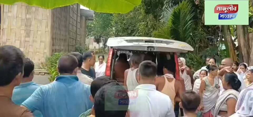 ক*ফি*ন*ত আ*ব*দ্ধ হৈ ঘৰলৈ উভতিল মাজুলী জামুৱনি গাৱঁৰ দিগন্ত দত্ত।
জামুৱনি গাৱঁত কা*ন্দো*ন*ৰ ৰো*ল, চ*কু চ*ল*চ*লী*য়া প্ৰতিজনৰ---
সপোন খেদি যোৱা দিগন্ত উভতিল ক*ফি*ন*ত!'
'অ*না*থ হ'ল ৪ ব*ছ*ৰী*য়া স*ন্তা*ন ---