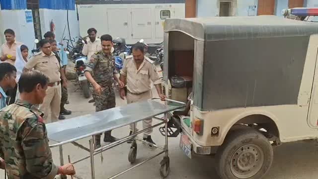 मुसरीघरारी थाना क्षेत्र के सातनपुर रोड स्थित NH-28 पर सागर होटल के पास बुधवार को दो मोटरसाइकिलों की आमने-सामने जोरदार टक्कर हो गई, हादसे में दोनों बाइक सवारों की मौ'त हो गई
मृतकों की पहचान मुसरीघरारी थाना क्षेत्र के डगरूआ वार्ड-7 के मो. कलीम के पुत्र मो. रहिस आज़म (19 वर्ष) और सरायरंजन थाना क्षेत्र के झखरा के बैजनाथ राम के पुत्र रामचंद्र राम (45 वर्ष) के रूप में की गई है
घटना की सूचना मिलने पर मुसरीघरारी थाने की पुलिस मौके पर पहुंची और दोनों शवों को कब्जे में लेकर पोस्टमार्टम के लिए समस्तीपुर सदर अस्पताल भेज दिया है
#Samastipur #Mushrigharari #bihar #viral #trendingreels