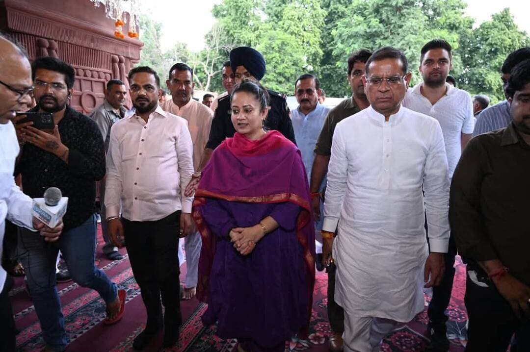 विपुल के गणेश…
आशीर्वाद लेने पहुँचे मुख्यमंत्री सैनी, राज्यपाल घोष, कैबिनेट मंत्री आरती राव व अन्य
गणेश महोत्सव के दूसरे दिन भक्ति और संस्कृति का अद्भुत संगम, मुख्यमंत्री नायब सिंह सैनी व राज्यपाल प्रोफेसर असीम कुमार घोष ने किए गणपति दर्शन
कैबिनेट मंत्री आरती राव भी हुईं शामिल, भगवान श्री गणेश की आरती कर लिया आशीर्वाद
हनुमान लीला, काली लीला के नौ स्वरूप और सुंदरकांड ने मोहा मन, भजन-जैमिंग में झूमे श्रद्धालु
कैलाश खेर की भक्तिमय प्रस्तुति से सजी शाम, अथर्व बैंड और ध्वज अरोड़ा ने भी बांधा समां
फरीदाबाद, 15 सितंबर 2026। उत्तर भारत के सबसे बड़े गणेश महोत्सव 2026 के द्वितीय दिवस पर सेक्टर-12 स्थित सेंट्रल पार्क लॉन एंड बैंक्वेट में आस्था, भक्ति, संगीत और संस्कृति का अद्भुत संगम देखने को मिला। हरियाणा के मुख्यमंत्री श्री नायब सिंह सैनी, हरियाणा के राज्यपाल प्रोफेसर असीम कुमार घोष तथा हरियाणा सरकार की कैबिनेट मंत्री सुश्री आरती राव ने महोत्सव में पहुंचकर भगवान श्री गणेश के दर्शन एवं पूजन-अर्चन किए और प्रदेशवासियों की सुख-समृद्धि एवं खुशहाली की कामना की।
महोत्सव के दूसरे दिन के कार्यक्रमों की शुरुआत भगवान श्री गणेश की विधि-विधान से आरती के साथ हुई। आरती के दौरान पूरा पंडाल ‘गणपति बप्पा मोरया’ के जयघोष से गूंज उठा। इसके बाद प्रस्तुत की गई भव्य धार्मिक झांकी ने श्रद्धालुओं को मंत्रमुग्ध कर दिया।
इसके पश्चात कलाकारों द्वारा हनुमान लीला की भक्तिमय प्रस्तुति दी गई। भगवान हनुमान की लीला के मंचन ने श्रद्धालुओं को भक्ति से सराबोर कर दिया। इसके बाद आयोजित भजन-जैमिंग में श्रद्धालु भक्ति संगीत की धुनों पर झूमते नजर आए।
महोत्सव में मां काली के नौ स्वरूपों पर आधारित काली लीला विशेष आकर्षण का केंद्र रही। मां भगवती के अलग-अलग स्वरूपों की प्रस्तुति ने आयोजन स्थल पर शक्ति और भक्ति का अद्भुत वातावरण निर्मित किया।
इसके बाद ध्वज अरोड़ा ने अपने भक्तिमय गीतों की प्रस्तुति देकर श्रद्धालुओं को भाव-विभोर किया। उनकी प्रस्तुति के दौरान पूरा पंडाल भक्ति के रंग में रंगा नजर आया।
द्वितीय दिवस पर शैली खत्री जी द्वारा सुंदरकांड पाठ की विशेष प्रस्तुति हुई। सुंदरकांड की चौपाइयों और भक्तिमय गायन के बीच बड़ी संख्या में मौजूद श्रद्धालुओं ने प्रभु श्रीराम और हनुमान जी का स्मरण किया। पूरे आयोजन स्थल पर आध्यात्मिक और भक्तिमय वातावरण बना रहा।
इसके बाद अथर्व बैंड ने मंच संभाला और भजन-जैमिंग के माध्यम से गणपति भक्ति का रंग और गहरा कर दिया। बैंड की ऊर्जावान प्रस्तुतियों पर श्रद्धालु देर तक झूमते रहे।
द्वितीय दिवस की संगीतमय शाम का प्रमुख आकर्षण सुप्रसिद्ध गायक कैलाश खेर की प्रस्तुति रही। कैलाश खेर ने अपने लोकप्रिय एवं भक्तिमय गीतों से ऐसा समां बांधा कि पूरा आयोजन स्थल संगीत और भक्ति के रंग में सराबोर हो गया। हजारों श्रद्धालुओं ने उनकी प्रस्तुति का आनंद लिया और देर तक आयोजन स्थल पर उत्साह का माहौल बना रहा।
इस अवसर पर हरियाणा के मुख्यमंत्री नायब सिंह सैनी, राज्यपाल प्रोफेसर असीम कुमार घोष और कैबिनेट मंत्री आरती राव की गरिमामयी उपस्थिति ने महोत्सव की भव्यता को और बढ़ाया। विशिष्ट अतिथियों ने भगवान श्री गणेश का आशीर्वाद प्राप्त किया और आयोजन में सहभागिता की।
तीन दिवसीय गणेश महोत्सव 2026 का आयोजन 14 से 16 सितंबर तक सेक्टर-12 स्थित सेंट्रल पार्क लॉन एंड बैंक्वेट, फरीदाबाद में किया जा रहा है। महोत्सव की मेजबानी हरियाणा सरकार के कैबिनेट मंत्री विपुल गोयल एवं पल्लवी गोयल द्वारा की जा रही है।
महोत्सव का 16 सितंबर को अंतिम दिन होगा। भगवान श्री गणेश की पूजा-अर्चना और आरती के साथ विभिन्न धार्मिक कार्यक्रम आयोजित किए जाएंगे, जिसके बाद भव्य गणेश विसर्जन के साथ तीन दिवसीय महोत्सव का भक्तिमय समापन होगा।