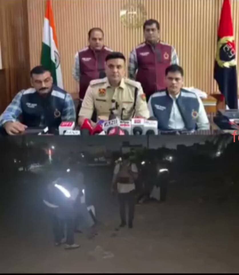 आगरा कैनल रोड पर बदमाशों के साथ मुठभेड़, चोरी की वारदातों में वांछित दो बदमाश घायल, बड़ी वारदात की फिराक में थे आरोपी
नाकाबंदी के दौरान पुलिस टीम पर बदमाशों ने की फायरिंग, जवाबी कार्रवाई में दोनों के पैर में लगी गोली
अपराध शाखा सेक्टर-85 व सेंट्रल की संयुक्त कार्रवाई