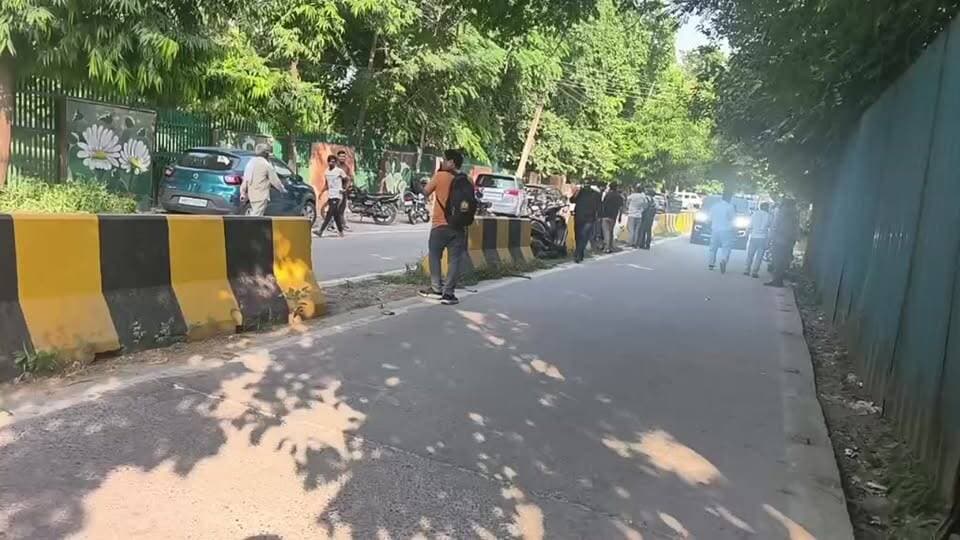 नाहर सिंह स्टेडियम के पास KIA कार के शीशा तोड़ चालक के साथ रॉन्ग साइड आ रहे हैं बलेनो कार चालक ने किया मारपीट