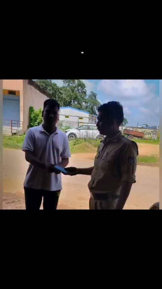 गुम हुआ 24 हजार का मोबाइल रीठी पुलिस ने कुछ घंटों में ढूंढ निकाला, युवक को वापस मिला फोन