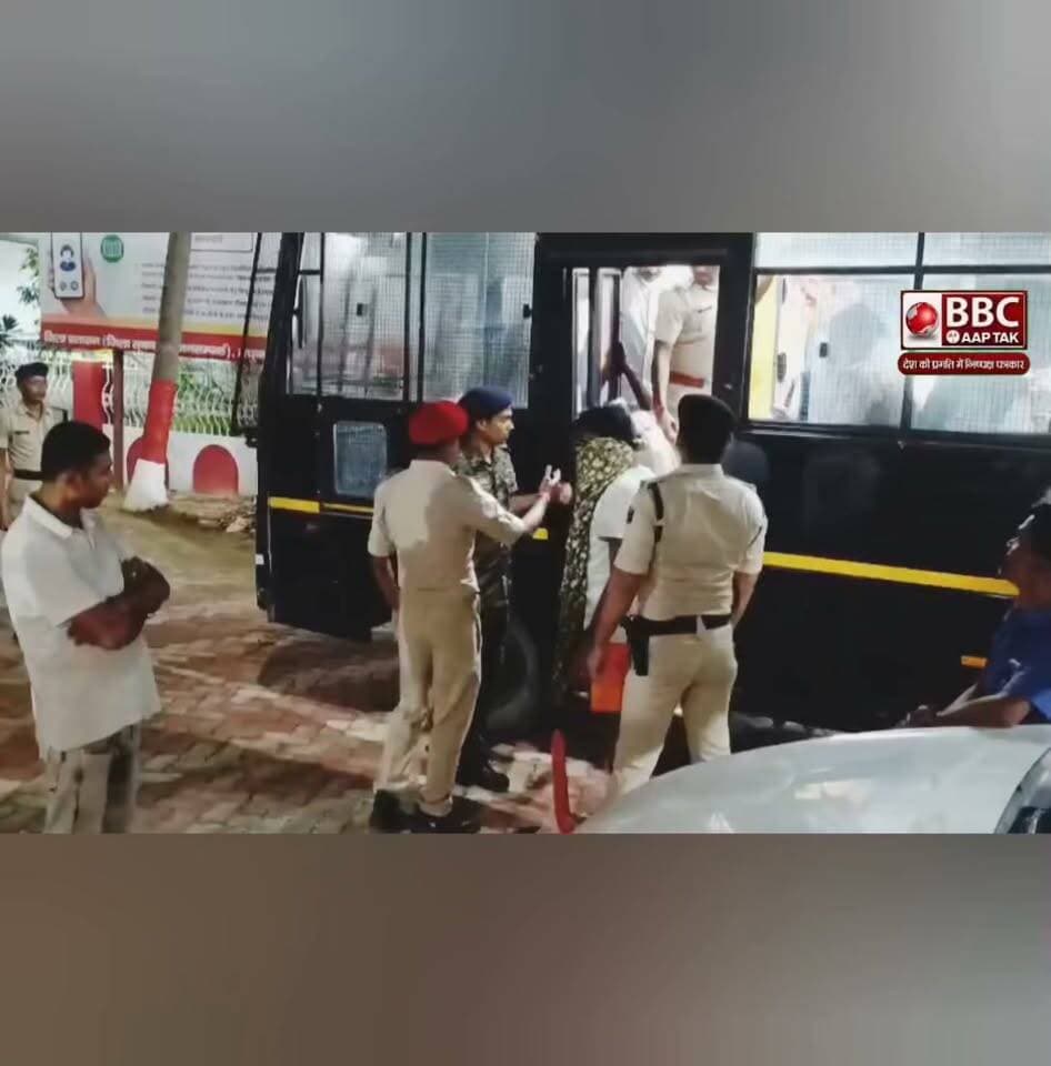 एक बड़ी खबर सामने आई है। इन दिनों सोशल मीडिया पर आर्केस्ट्रा डांसरों के अश्लील डांस और हथियार लहराने के वीडियो तेजी से वायरल हो रहे हैं। इन्हीं वायरल वीडियो के बीच आर्केस्ट्रा की आड़ में मासूमों के शोषण का एक घिनौना सच सामने आया है।