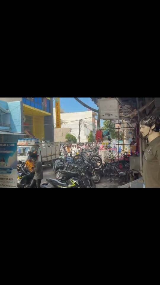 मंदसौर सहकारी बाजार रोड पर ट्रैफिक का हाल बेहाल! दोनों तरफ वाहनों की पार्किंग से राहगीर और वाहन चालक परेशान। यातायात पुलिस को ध्यान देने की जरूरत।
#मंदसौर #ट्रैफिक #यशस्वीदुनिया