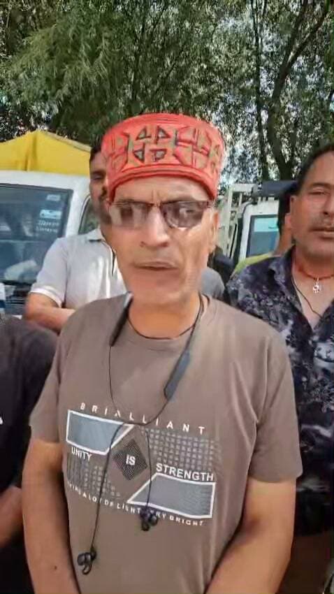 ऑटो यूनियन कार्यालय विवाद सुलझा, कार्यालय बनाने में प्रशासन करेगा सहयोग
कुल्लू। संगम गुड्स कैरियर ऑटो यूनियन के कार्यालय के लिए बनाए गए शैड को हटाने को लेकर चल रहा विवाद अब सुलझ गया है। इस संबंध में एसडीएम कुल्लू की अध्यक्षता में यूनियन पदाधिकारियों के साथ बैठक हुई।
यूनियन के पदाधिकारियों ने बताया कि प्रशासन ने आश्वासन दिया है कि पार्किंग यूनियन के पास ही रहेगी और बैठने के लिए कार्यालय की व्यवस्था करने में भी सहयोग किया जाएगा। उन्होंने कहा कि बैठक के बाद मामला आपसी सहमति से सुलझ गया है और अब यूनियन सदस्यों को बैठने की सुविधा उपलब्ध करवाने की दिशा में काम होगा।