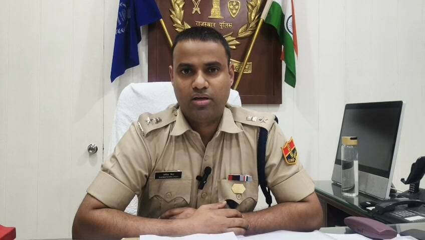 सुभाष चौक पर मनाया गया ‘ड्राइवर सम्मान दिवस’
चालकों को यातायात नियमों की पालना की दिलाई शपथ।
दैनिक वीरधरा राजस्थान।
चित्तौड़गढ़। सड़क सुरक्षा एवं यातायात नियमों के प्रति आमजन में जागरूकता बढ़ाने के उद्देश्य से सुभाष चौक, चित्तौड़गढ़ पर ‘ड्राइवर सम्मान दिवस’ मनाया गया। इस दौरान यातायात पुलिस द्वारा वाहन चालकों को सड़क सुरक्षा के प्रति जागरूक करते हुए यातायात नियमों की पालना के लिए प्रेरित किया गया।
जिला पुलिस अधीक्षक धर्मेंद्र सिंह ने बताया कि यातायात पुलिस द्वारा चालकों को दोपहिया वाहन चलाते समय अनिवार्य रूप से हेलमेट पहनने, चारपहिया वाहन में सीट बेल्ट का उपयोग करने, निर्धारित गति सीमा में वाहन चलाने, वाहन चलाते समय मोबाइल फोन का उपयोग नहीं करने तथा अन्य यातायात नियमों की पालना करने के संबंध में समझाइश की गई।
यातायात प्रभारी पुलिस निरीक्षक मोतीराम ने चालकों को बताया कि सड़क पर वाहन चलाते समय सावधानी, संयम एवं यातायात नियमों की पालना स्वयं की तथा अन्य सड़क उपयोगकर्ताओं की सुरक्षा के लिए अत्यंत आवश्यक है। चालकों से शराब अथवा अन्य नशीले पदार्थों का सेवन कर वाहन नहीं चलाने तथा यातायात संकेतों का पालन करने की भी अपील की गई। इस अवसर पर उपस्थित वाहन चालकों एवं अन्य लोगों को हेलमेट का नियमित उपयोग करने तथा यातायात नियमों का पालन करने की शपथ दिलाई गई। साथ ही सड़क सुरक्षा के प्रति जागरूकता का संदेश देते हुए चालकों को जिम्मेदारीपूर्वक वाहन चलाने के लिए प्रेरित किया गया।