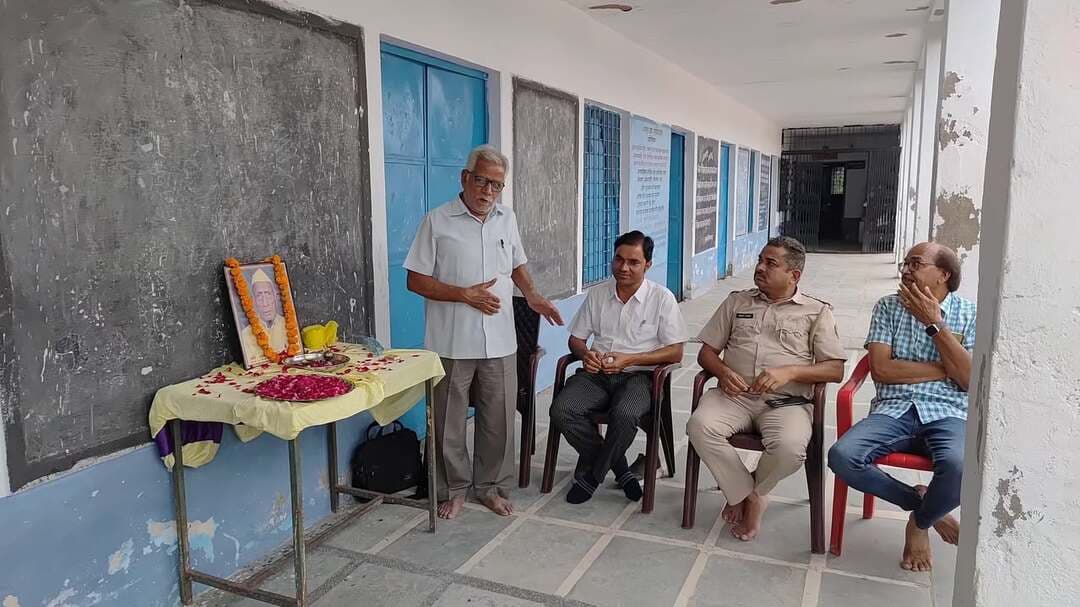 शाहपुरा स्वतंत्रता संग्राम सेनानी लक्ष्मी दत्त कांटिया की 20वीं पुण्यतिथि पर श्रद्धांजलि
उनके आमंत्रण पर जवाहरलाल नेहरू भी पहुंचे थे शाहपुरा, स्वतंत्रता आंदोलन में निभाई थी महत्वपूर्ण भूमिका
भीलवाड़ा (रमेश चंद्र डाड)। शाहपुरा राज्य प्रजामंडल आंदोलन के संस्थापक सदस्यों में शामिल रहे तथा वर्ष 1942 के भारत छोड़ो आंदोलन के सेनानी स्वर्गीय लक्ष्मी दत्त कांटिया की 20वीं पुण्यतिथि पर बुधवार शाम राजकीय उच्च प्राथमिक विद्यालय, कुंड गेट में श्रद्धांजलि समारोह आयोजित किया गया। कार्यक्रम में उपस्थित लोगों ने स्वतंत्रता संग्राम में उनके योगदान को याद करते हुए श्रद्धासुमन अर्पित किए।
स्वर्गीय लक्ष्मी दत्त कांटिया स्मृति संस्थान के अध्यक्ष अमित कांटिया ने बताया कि लक्ष्मी दत्त कांटिया ने स्वतंत्रता आंदोलन के दौरान महत्वपूर्ण भूमिका निभाई। कार्यक्रम की अध्यक्षता सेवानिवृत्त शिक्षा उपनिदेशक सत्य स्वरूप उपाध्याय ने की। मुख्य अतिथि शाहपुरा थाना अधिकारी गोपाल मालवीय तथा विशिष्ट अतिथि शाहपुरा बार एसोसिएशन के अध्यक्ष एडवोकेट आशीष पालीवाल रहे। अतिथियों ने कांटिया के जीवन और स्वतंत्रता आंदोलन में उनके योगदान पर प्रकाश डाला।
कार्यक्रम का संचालन अंतरराष्ट्रीय ख्याति प्राप्त कवि डॉ. कैलाश मंडेला ने किया। वरिष्ठ पत्रकार मूलचंद पेशवानी, बार एसोसिएशन के पूर्व अध्यक्ष दुर्गालाल राजोरा तथा सत्यनारायण सेन ने भी स्वर्गीय कांटिया से जुड़े संस्मरण साझा किए।
16 माह अजमेर सेंट्रल जेल में रहे नजरबंद
डॉ. कैलाश मंडेला ने बताया कि स्वतंत्रता आंदोलन के दौरान लक्ष्मी दत्त कांटिया को अजमेर सेंट्रल जेल में 16 माह तक नजरबंद रखा गया था। इस दौरान वे प्रदेश के प्रमुख स्वतंत्रता सेनानियों और क्रांतिकारियों के संपर्क में रहे तथा विभिन्न क्षेत्रों में स्वतंत्रता आंदोलन की अलख जगाने का कार्य किया।
उन्होंने बताया कि कांटिया के महात्मा गांधी और जवाहरलाल नेहरू से भी संबंध रहे। उनके आमंत्रण पर जवाहरलाल नेहरू शाहपुरा आए थे। वर्ष 1946 में शाहपुरा के दिलकुशल बाग में राज्य प्रजामंडल आंदोलन का अधिवेशन आयोजित हुआ था। इस दौरान जवाहरलाल नेहरू के प्रतिनिधि के रूप में शेख अब्दुल्ला भी शाहपुरा पहुंचे थे और दिलकुशल बाग का नाम ‘आजाद मैदान’ रखा गया था।
‘प्रजा सेवक’ अखबार के प्रकाशन में भी निभाई भूमिका
स्वतंत्रता आंदोलन के दौरान कांटिया ने जोधपुर के प्रसिद्ध स्वतंत्रता संग्राम सेनानी अचलेश्वर प्रसाद शर्मा के साथ मिलकर ‘प्रजा सेवक’ नामक अखबार के प्रकाशन में भी भूमिका निभाई। वे मेवाड़ की विभिन्न देशी रियासतों में घूम-घूमकर लोगों को स्वतंत्रता आंदोलन के प्रति जागरूक करते रहे।
वरिष्ठ पत्रकार मूलचंद पेशवानी ने बताया कि देश की आजादी के बाद भी कांटिया ने स्वतंत्रता संग्राम सेनानियों को मिलने वाली पेंशन अथवा अन्य सरकारी सुविधाओं का आजीवन उपयोग नहीं किया। वर्ष 1977-78 में हुए आम चुनाव में वे शाहपुरा नगर पालिका के निर्विरोध अध्यक्ष निर्वाचित हुए थे।
उन्होंने बताया कि गत 24 दिसंबर को नगर परिषद शाहपुरा की ओर से उनके गृह क्षेत्र के मार्ग का नामकरण भी स्वर्गीय लक्ष्मी दत्त कांटिया के नाम पर किया गया।
श्रद्धांजलि समारोह में रामस्वरूप काबरा, पूखराज जोशी, चंद्रप्रकाश जोशी, शंकर सिंह राठौड़, प्रताप सिंह रानावत, डॉ. इशाक खान, जयंत जीनगर, इस्माइल खान कायमखानी, थानमल परिहार, सुभाष व्यास, अशोक चास्टा, तारा चास्टा, परमेश्वर प्रसाद कुमावत, नारायण लाल जाट, देवीलाल बेरवा, कैलाश जाड़ावत, चित्रांश शर्मा, धर्मराज सिंह सौदा सहित विभिन्न सामाजिक संस्थाओं के प्रतिनिधि, जनप्रतिनिधि एवं आमजन मौजूद रहे।
