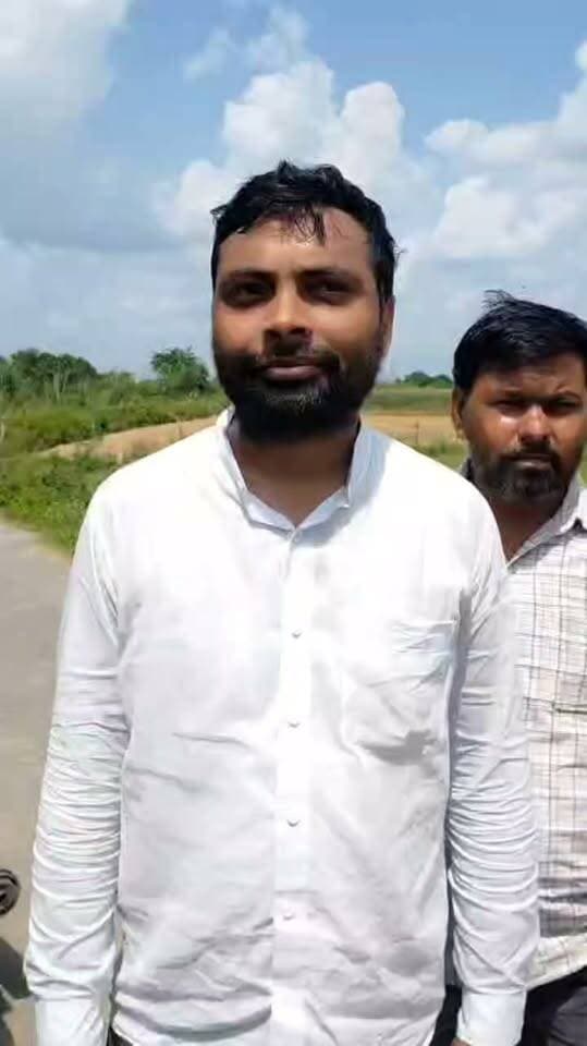 🚨 नाबालिग बाइक सवार को बचाने में बंबा में गिरी कार!
😱 जरा सी चूक और बड़ा हादसा हो सकता था... दो लोग बाल-बाल बचे!
जसवंतनगर के कचौरा मार्ग पर ग्राम कोकावली मोड़ के पास बुधवार को सामने से लहराते हुए आ रहे एक नाबालिग बाइक सवार को बचाने के प्रयास में कार अनियंत्रित होकर सड़क किनारे बनी क्षतिग्रस्त पुलिया से नीचे बंबा में जा गिरी।
हादसे में कार सवार 30 वर्षीय कमल और उनके 44 वर्षीय बहनोई मदन सिंह बाल-बाल बच गए। मौके पर पहुंचे आसपास के लोगों ने दोनों को सुरक्षित बाहर निकाला। हादसे में कार को काफी नुकसान पहुंचा।
स्थानीय लोगों के मुताबिक, पुलिया लंबे समय से क्षतिग्रस्त है और आसपास झाड़ियां व घास बढ़ने के कारण इसका किनारा दूर से साफ दिखाई नहीं देता। ग्रामीणों ने पुलिया की मरम्मत, झाड़ियों की सफाई और चेतावनी संकेतक लगाने की मांग की है।
💬 आपके इलाके में भी ऐसी कोई क्षतिग्रस्त पुलिया या सड़क है, जहां हादसे का खतरा बना हुआ है? कमेंट में बताएं।
#जसवंतनगर #इटावा #सड़कहादसा #DPSChannel #MohammadAsifKhan
📍 जसवंतनगर, इटावा (उत्तर प्रदेश)