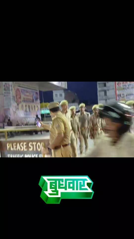 🚨 जसवंतनगर में पुलिस का फ्लैग मार्च, प्रमुख मार्गों पर दिखी मुस्तैदी
👮♂️ शांति और सुरक्षा व्यवस्था को लेकर पुलिस सतर्क
➡️ जसवंतनगर थाना अध्यक्ष कमल भाटी के नेतृत्व में पुलिस टीम ने नगर के प्रमुख मार्गों पर फ्लैग मार्च किया।
➡️ फ्लैग मार्च के दौरान पुलिस ने लोगों को सुरक्षा का भरोसा दिलाया और कानून-व्यवस्था बनाए रखने का संदेश दिया। प्रमुख मार्गों व सार्वजनिक स्थानों पर पुलिस की मौजूदगी से सुरक्षा व्यवस्था को लेकर सतर्कता नजर आई।
📍 जसवंतनगर, इटावा (उत्तर प्रदेश)
💬 आपके क्षेत्र में पुलिस की गश्त और सुरक्षा व्यवस्था कैसी है? कमेंट में बताएं।
#DPSChannel #Jaswantnagar #Etawah #Police #फ्लैगमार्च