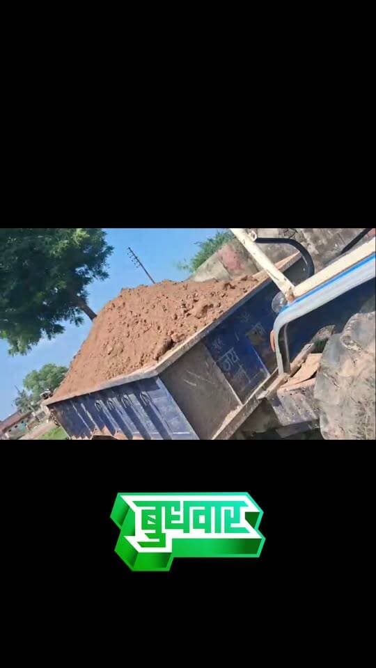 🚨 झलोखर में अवैध खनन पर पुलिस की दबिश, ट्रैक्टर सीज—मौके से चालक फरार!
😲 पुलिस की अचानक कार्रवाई से खनन करने वालों में मचा हड़कंप
➡️ जसवंतनगर: ग्राम झलोखर क्षेत्र में अवैध मिट्टी खनन की सूचना पर थाना प्रभारी कमल भाटी के नेतृत्व में पुलिस टीम ने दबिश दी। पुलिस की कार्रवाई की भनक लगते ही खनन में लगे लोग और चालक मौके से फरार हो गए।
➡️ पुलिस ने मौके से एक ट्रैक्टर पकड़कर सीज कर दिया। कार्रवाई के दौरान अन्य ट्रैक्टर और जेसीबी चालक अपने वाहन लेकर मौके से निकल गए।
➡️ पुलिस के अनुसार क्षेत्र में अवैध खनन की शिकायतें मिल रही थीं। सूचना मिलने पर पुलिस उपनिरीक्षक ललित चतुर्वेदी सहित टीम को तत्काल मौके पर भेजा गया।
➡️ ट्रैक्टर छुड़ाने के लिए दिनभर प्रयास किए जाने की चर्चा रही, लेकिन पुलिस की कार्रवाई के चलते वाहन नहीं छूट सका।
⚠️ खनन में कौन-कौन शामिल था और इसके पीछे किसकी भूमिका है, इसकी पुष्टि जांच के बाद ही हो सकेगी।
💬 आपके क्षेत्र में भी अवैध खनन हो रहा है? कमेंट में बताएं।
📍 झलोखर, जसवंतनगर, इटावा (उत्तर प्रदेश)
#Jaswantnagar #Etawah #DPSChannel #MohammadAsifKhan #अवैधखनन