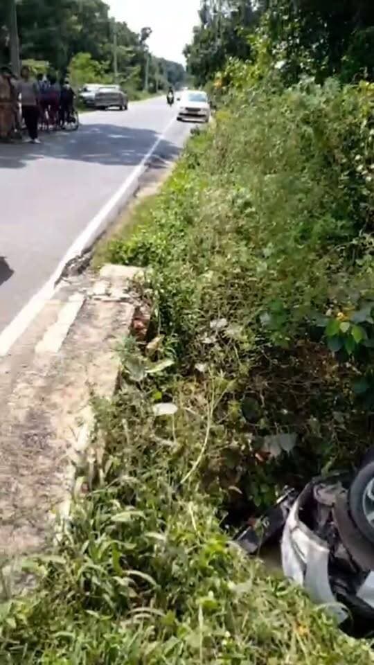 🚨 नाबालिग बाइक सवार को बचाने में बंबा में गिरी कार!
😱 जरा सी चूक और बड़ा हादसा हो सकता था... दो लोग बाल-बाल बचे!
जसवंतनगर के कचौरा मार्ग पर ग्राम कोकावली मोड़ के पास बुधवार को सामने से लहराते हुए आ रहे एक नाबालिग बाइक सवार को बचाने के प्रयास में कार अनियंत्रित होकर सड़क किनारे बनी क्षतिग्रस्त पुलिया से नीचे बंबा में जा गिरी।
हादसे में कार सवार 30 वर्षीय कमल और उनके 44 वर्षीय बहनोई मदन सिंह बाल-बाल बच गए। मौके पर पहुंचे आसपास के लोगों ने दोनों को सुरक्षित बाहर निकाला। हादसे में कार को काफी नुकसान पहुंचा।
स्थानीय लोगों के मुताबिक, पुलिया लंबे समय से क्षतिग्रस्त है और आसपास झाड़ियां व घास बढ़ने के कारण इसका किनारा दूर से साफ दिखाई नहीं देता। ग्रामीणों ने पुलिया की मरम्मत, झाड़ियों की सफाई और चेतावनी संकेतक लगाने की मांग की है।
💬 आपके इलाके में भी ऐसी कोई क्षतिग्रस्त पुलिया या सड़क है, जहां हादसे का खतरा बना हुआ है? कमेंट में बताएं।
#जसवंतनगर #इटावा #सड़कहादसा #DPSChannel #MohammadAsifKhan
📍 जसवंतनगर, इटावा (उत्तर प्रदेश)