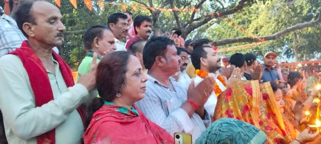 पीएम मोदी के जन्मदिन की पूर्व संध्या पर अमहट घाट पर गूंजी कुआनो आरती, पहल संस्था की महिलाओं ने की दीर्घायु की कामना
बस्ती। प्रधानमंत्री नरेंद्र मोदी के जन्मदिन की पूर्व संध्या पर पहल संस्था की ओर से अमहट घाट पर विशेष कुआनो आरती का आयोजन किया गया। संस्था के संस्थापक मनीष मिश्रा के नेतृत्व में बड़ी संख्या में महिलाओं ने कार्यक्रम में भाग लिया और आरती कर प्रधानमंत्री नरेंद्र मोदी के दीर्घायु एवं स्वस्थ जीवन की कामना की।
इस अवसर पर घाट पर महिलाओं ने सामूहिक रूप से कुआनो नदी की आरती की। कार्यक्रम के दौरान पर्यावरण संरक्षण का संदेश भी दिया गया। संस्था की ओर से युवाओं को हजारों की संख्या में नीम के पौधों का वितरण किया गया। युवाओं ने इन पौधों को अपने घरों तथा आसपास के क्षेत्रों में रोपित करने का संकल्प लिया।
मनीष मिश्रा ने कहा कि प्रधानमंत्री नरेंद्र मोदी के नेतृत्व में देश निरंतर विकास और प्रगति की दिशा में आगे बढ़ रहा है। उन्होंने कहा कि प्रधानमंत्री के जन्मदिन की पूर्व संध्या पर महिलाओं द्वारा कुआनो आरती का आयोजन सामाजिक, सांस्कृतिक और पर्यावरण संरक्षण के संदेश को आगे बढ़ाने का प्रयास है।
उन्होंने युवाओं से पौधरोपण के साथ उनकी नियमित देखभाल करने की अपील की। कार्यक्रम में संस्था से जुड़ी महिलाएं, युवा और स्थानीय लोग मौजूद रहे।