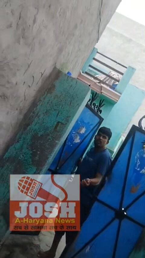 अदियाना में गांजा बेचने का वीडियो वायरल, बाइक सवार युवकों ने स्टिंग कर खरीदने का किया दावा
मतलौडा।
थाना मतलौडा क्षेत्र के गांव अदियाना में गांजा बेचने का दावा करने वाला एक वीडियो इंटरनेट मीडिया पर तेजी से वायरल हो रहा है। वीडियो में दो युवक बाइक पर गांव की संकरी गलियों से होते हुए एक घर के बाहर पहुंचते दिखाई दे रहे हैं। दोनों युवकों ने कथित तौर पर पहले से वीडियो बनानी शुरू कर रखी है। वीडियो में एक युवक गांजा खरीदने के लिए घर से बाहर आए युवक से बातचीत करता नजर आ रहा है, जबकि दूसरा पूरे घटनाक्रम को कैमरे में रिकॉर्ड करता है।
वीडियो में दिखाई देता है कि बाइक की आवाज सुनकर घर के बाहर खड़ा एक युवक वापस अंदर चला जाता है। वहीं, गेट पर मौजूद एक बुजुर्ग व्यक्ति बाइक सवार युवकों से बातचीत करते हुए कहता सुनाई देता है कि बाइक की आवाज सुनकर ही वह युवक अंदर चला गया। इसके बाद बाइक सवार युवक घर के बाहर से 'काली' नाम लेकर आवाज लगाता है। आवाज सुनने के बाद वही युवक दोबारा बाहर आता है।
500 रुपये देकर दो पुड़िया मंगाई, फिर तीन पुड़िया खरीदी
वायरल वीडियो में बाइक सवार युवक कथित तौर पर 'काली' से गांजा खरीदने की बात करता है। वह उसे 500 रुपये देता है और दो पुड़िया लाने के लिए कहता है। इसके बाद युवक अंदर जाता है और दो पुड़िया लेकर बाहर आता है। पुड़िया देने के बाद वह 300 रुपये वापस कर देता है। इसके बाद बाइक सवार युवक उससे बातचीत करते हुए माल अच्छा होने की बात कहता है और दोबारा 300 रुपये देकर तीन पुड़िया लाने के लिए कहता है। युवक फिर अंदर जाता है और तीन पुड़िया लेकर बाहर आता दिखाई देता है।
वीडियो में बाइक सवार युवक कथित तौर पर 100 रुपये की पुड़िया में कम माल होने की बात कहते हुए कुछ ज्यादा माल डालने के लिए कहता है। इस पर 'काली' जवाब देता सुनाई देता है कि इतना ही होता है। इसी दौरान वहां मौजूद बुजुर्ग व्यक्ति भी 50 रुपये देकर गांजे की छोटी पुड़िया खरीदने की बात करता दिखाई देता है।
बुजुर्ग ने कही कई लोगों के आने की बात
वीडियो में बुजुर्ग व्यक्ति बाइक सवार युवकों से बातचीत के दौरान यह भी कहता सुनाई देता है कि कई बार ऐसे लोग उसके पास आते हैं, जो उसे 10 से 20 हजार रुपये देने का लालच देकर इस युवक को पकड़वाने की बात करते हैं। बुजुर्ग कथित तौर पर कहता है कि वह गांव के ही किसी व्यक्ति को पकड़वाने का काम नहीं करेगा। इसी बातचीत के दौरान वह युवक के पास अच्छा 'माल' मिलने की बात भी कहता सुनाई देता है।
पुलिस बोली- वीडियो की जानकारी मिली, जल्द होगी कार्रवाई
वायरल वीडियो के संबंध में थाना मतलौडा प्रभारी सब इंस्पेक्टर राजेश कुमार से बात की गई। उन्होंने बताया कि उन्हें भी वीडियो के बारे में जानकारी मिली है। मामले की जानकारी जुटाई जा रही है और जल्द ही बड़ी कार्रवाई की जाएगी।
हालांकि जोश ए हरियाणा न्यूज इस वायरल वीडियो की पुष्टि नहीं करता। इसमें किए गए दावों और उसमें दिखाई दे रहे घटनाक्रम की स्वतंत्र पुष्टि पुलिस जांच के बाद ही हो सकेगी।