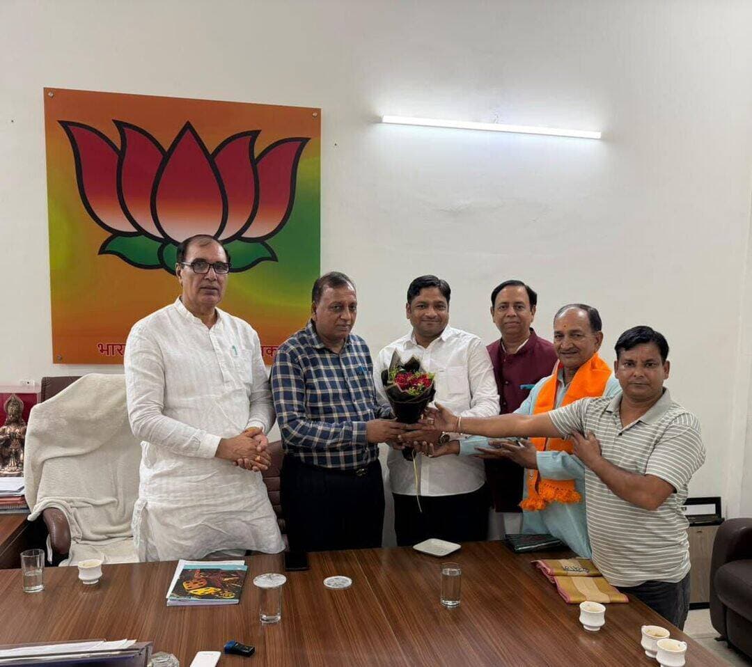 अजय बंसल को पुनः प्रदेश कोषाध्यक्ष मनोनीत होने पर दी बधाई
भिवानी ,16 सितंबर,:भारतीय जनता पार्टी के पूर्व जिला अध्यक्ष आदरणीय अजय बंसल को पुनः दूसरी बार प्रदेश कोषाध्यक्ष का दायित्व मिलने पर रोहतक स्थित भाजपा कार्यालय ‘मंगलम कमल’ पहुंचकर आत्मीय स्वागत एवं अभिनंदन किया गया।
इस अवसर पर पुष्पगुच्छ, पटका एवं स्मृति-चिह्न (मोमेंटो) भेंट कर तथा मिठाई खिलाकर अजय बंसल को नवदायित्व मिलने पर हार्दिक बधाई एवं शुभकामनाएं प्रेषित की गईं।
भाजपा प्रदेश कार्यकारिणी व्यापार प्रकोष्ठ के पुूर्व सदस्य एवं प्रदेश अध्यक्ष जन कल्याण सहयोग संगठन दीपक अग्रवाल तौला ने अजय बंसल को प्रदेश कोषाध्यक्ष का पुनः दायित्व प्रदान किए जाने पर देश के यशस्वी प्रधानमंत्री नरेंद्र मोदी , केंद्रीय गृह मंत्री अमित शाह , राष्ट्रीय अध्यक्ष नितिन नवीन , हरियाणा के मुख्यमंत्री नायब सिंह सैनी, प्रदेश अध्यक्ष डॉ. अर्चना गुप्ता सहित केंद्र एवं प्रदेश के सभी वरिष्ठ नेताओं का आभार व्यक्त किया। उन्होंने कहा कि अजय बंसल का संगठन के प्रति अनुभव, समर्पण एवं निष्ठा पार्टी के लिए महत्वपूर्ण है।
इस अवसर पर भाजपा जिला अध्यक्ष रोहतक आदरणीय रणवीर ढाका , राजेश अग्रवाल सांकरोडिया — प्रभारी व्यावसायिक प्रकोष्ठ एवं लघु उद्योग, भाजपा जिला कार्यकारिणी सदस्य मामन चंद अग्रवाल , भाजपा कार्यकर्ता अनिल अग्रवाल सहित गणमान्य बंधु एवं भाजपा कार्यकर्ता उपस्थित रहे।