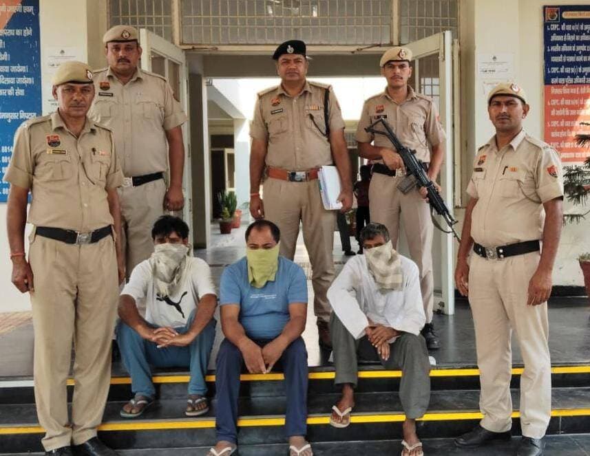 थाना लोहारू पुलिस ने प्रवीण हत्याकांड में मुख्य आरोपी सहित तीन आरोपियों को किया गिरफ्तार
*मुख्य आरोपी जयकरण को दो दिन के पुलिस रिमांड पर लेकर की गई पूछताछ।*
*रिमांड के दौरान पूछताछ के आधार पर दो अन्य आरोपियों को किया गिरफ्तार।*
पुलिस अधीक्षक भिवानी श्री मयंक मिश्रा, आईपीएस द्वारा जिला पुलिस को हत्या जैसे संगीन अपराधों में शामिल आरोपियों को जल्द से जल्द गिरफ्तार कर उनके विरुद्ध प्रभावी कानूनी कार्रवाई अमल में लाने के निर्देश दिए गए हैं।
इन्हीं निर्देशों के तहत कार्रवाई करते हुए थाना लोहारू पुलिस ने प्रवीण हत्याकांड में मुख्य आरोपी जयकरण सहित तीन आरोपियों को गिरफ्तार करने में सफलता हासिल की है।
इस संबंध में मृतक प्रवीण के पिता रणबीर सिंह निवासी गोठड़ा ने थाना लोहारू पुलिस को शिकायत दर्ज करवाई थी। शिकायत में उन्होंने बताया कि दिनांक 10/11.09.2026 की रात उनका लड़का प्रवीण प्लांट पर बैठा हुआ था। इसी दौरान प्लांट में मौजूद आरोपी जयकरण व अन्य आरोपियों ने उसके साथ मारपीट की, जिससे उसकी मृत्यु हो गई तथा शव को गली में डाल दिया गया। शिकायत के आधार पर थाना लोहारू में संबंधित धाराओं के तहत अभियोग दर्ज किया गया।
*मुख्य आरोपी को 13.09.2026 को किया था गिरफ्तार*
अभियोग में प्रभावी कार्रवाई करते हुए दिनांक 13.09. 2026 को डीएसपी लोहारू श्री संजीव कुमार के द्वारा मुख्य आरोपी को गिरफ्तार किया।
*गिरफ्तार आरोपी की पहचान जयकरण पुत्र ओमप्रकाश निवासी गोठड़ा, जिला भिवानी के रूप में हुई।*
*पुलिस टीम द्वारा आरोपी को माननीय न्यायालय में पेश कर दो दिन के पुलिस रिमांड पर लिया गया था।*
पुलिस रिमांड के दौरान आरोपी से वारदात के संबंध में गहनता से पूछताछ की गई। पूछताछ एवं पुलिस जांच के आधार पर *दिनांक 15.09. 2026 को प्रबंधक थाना लोहारू निरीक्षक सतनारायण ने अभियोग में दो अन्य आरोपियों ओमप्रकाश निवासी गोठड़ा तथा ब्रह्मानंद पुत्र सुमेर सिंह निवासी, जिला चरखी दादरी को गिरफ्तार किया गया।*
*पूछताछ में सामने आई वारदात की जानकारी*
पुलिस पूछताछ में सामने आया कि आरोपी जयकरण और मृतक प्रवीण के बीच प्लाट पर बैठने के दौरान किसी बात को लेकर विवाद हुआ था। इसी दौरान आरोपी जयकरण ने मृतक प्रवीण पर हमला किया। इसके बाद गली में आने पर जयकरण तथा उसके पिता ओमप्रकाश द्वारा भी मृतक के साथ मारपीट की गई।
वारदात के बाद आरोपी जयकरण ब्रह्मानंद के घर पहुंचा, जहां उसने खून लगे कपड़े ब्रह्मानंद को दिए तथा वहां से दूसरे कपड़े बदलकर चला गया।
पुलिस टीम द्वारा अभियोग में गिरफ्तार किए गए तीनों आरोपियों को आज माननीय न्यायालय में पेश किया गया, जहां माननीय न्यायालय ने सभी आरोपियों को जिला कारागार भेजने के आदेश दिए हैं। मामले में आगामी जांच एवं कानूनी कार्रवाई जारी है।
पुलिस प्रवक्ता, भिवानी।।