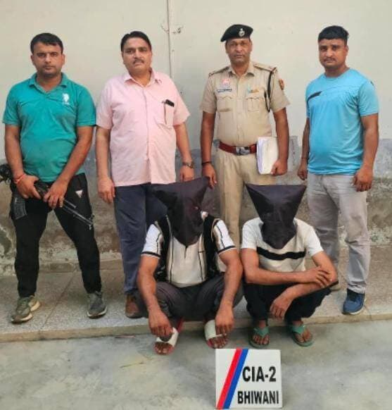 सीआईए स्टाफ-2 भिवानी ने मादक पदार्थ बेचने की फिराक में घूम रहे गाड़ी सवार दो युवकों को किया गिरफ्तार, 639 ग्राम अफीम बरामद
पुलिस अधीक्षक भिवानी श्री मयंक मिश्रा, आईपीएस द्वारा जिला पुलिस को मादक पदार्थों की तस्करी एवं बिक्री में संलिप्त आरोपियों के विरुद्ध प्रभावी कानूनी कार्रवाई करते हुए मादक पदार्थों के नेटवर्क पर अंकुश लगाने के निर्देश दिए गए हैं। इन्हीं निर्देशों के तहत कार्रवाई करते हुए सीआईए स्टाफ-2 भिवानी की टीम ने गाड़ी सवार दो युवकों को मादक पदार्थ अफीम सहित गिरफ्तार करने में सफलता हासिल की है।
दिनांक 15.09.2026 को सीआईए स्टाफ-2 भिवानी के उप निरीक्षक अजय कुमार अपनी पुलिस टीम के साथ गश्त एवं पड़ताल ड्यूटी पर दिनोद रोड, नजदीक हनुमान मंदिर, भिवानी मौजूद थे। इसी दौरान पुलिस टीम को विश्वसनीय सूत्रों से सूचना प्राप्त हुई कि चारा मंडी गेट के सामने एक गाड़ी में दो युवक बैठे हैं, जिनके पास मादक पदार्थ अफीम है। सूचना की गंभीरता को देखते हुए पुलिस टीम ने बताए गए स्थान पर पहुंचकर नियमानुसार कार्रवाई करते हुए गाड़ी सवार दोनों युवकों को काबू किया।
*आरोपियों की पहचान ओमवीर पुत्र राजेंद्र निवासी धनाना, जिला भिवानी तथा मनोज पुत्र राजेंद्र निवासी तिगडाना, जिला भिवानी के रूप में हुई।*
*पुलिस टीम ने आरोपियों के कब्जे से 639 ग्राम मादक पदार्थ अफीम बरामद किया तथा आरोपियों द्वारा प्रयोग की जा रही आईटीयोस गाड़ी को पुलिस कब्जे में लिया गया।*
इस संबंध में आरोपियों के विरुद्ध एनडीपीएस एक्ट के तहत थाना शहर भिवानी में अभियोग दर्ज कर आगामी कार्रवाई अमल में लाई गई। आरोपी ओमवीर खेती-बाड़ी का कार्य करता है।आरोपी मनोज होटल का कार्य करता है।
पुलिस टीम द्वारा दोनों आरोपियों को आज माननीय न्यायालय में पेश किया गया। माननीय न्यायालय द्वारा आरोपी ओमवीर को न्यायिक हिरासत में भेजने के आदेश दिए गए, जबकि आरोपी मनोज को एक दिन के पुलिस रिमांड पर लिया गया है। पुलिस रिमांड के दौरान आरोपी से मादक पदार्थ कहां से लाया गया, किसे बेचने की योजना थी तथा इस अवैध कारोबार से जुड़े अन्य व्यक्तियों एवं नेटवर्क के संबंध में गहनता से पूछताछ की जाएगी।
पुलिस प्रवक्ता, भिवानी।।