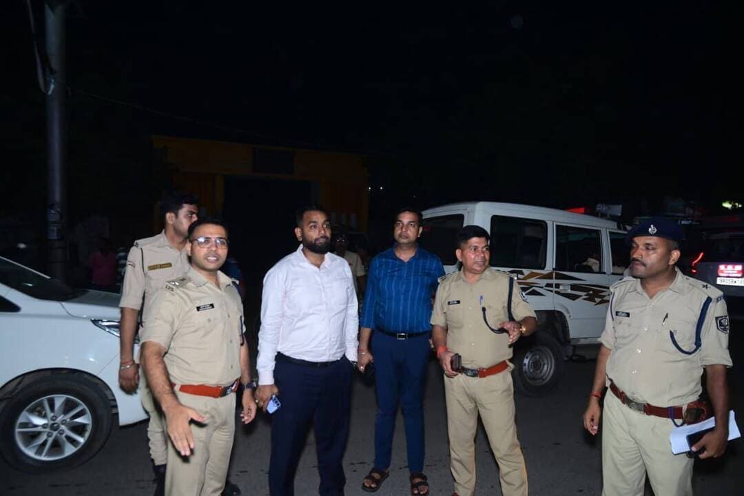 अनंत चतुर्दशी के पावन अवसर पर बड़ी संख्या में श्रद्धालु भक्त पताही की बेलाघाट से जलबोझी कर अरेराज बाबा सोमेश्वर नाथ मंदिर में जलाभिषेक के लिए पदयात्रा करते हैं। पदयात्रा वाले मार्ग को पूरी तरह से अतिक्रमण मुक्त रखने को लेकर जिलाधिकारी और पुलिस अधीक्षक के द्वारा अनुमंडल पदाधिकारी सदर मोतिहारी, अनुमंडल पुलिस पदाधिकारी सदर मोतिहारी के साथ मोतिहारी शहर में मार्गों का निरीक्षण किया गया एवं तत्काल उक्त पथों को अतिक्रमण मुक्त करने का निर्देश दिया गया ताकि श्रद्धालु भक्तगण को आवागमन में कोई व्यवधान उत्पन्न नहीं हो। जिलाधिकारी के द्वारा अपील की गई है की मुख्य पथों पर यत्र तत्र ठेला खोमचा नहीं लगाया जाय और वाहन खड़ा नहीं किया जाए। यातायात सुगम रहे यह सभी की जिम्मेवारी है।
Information & Public Relations Department, Government of Bihar Motihari Police