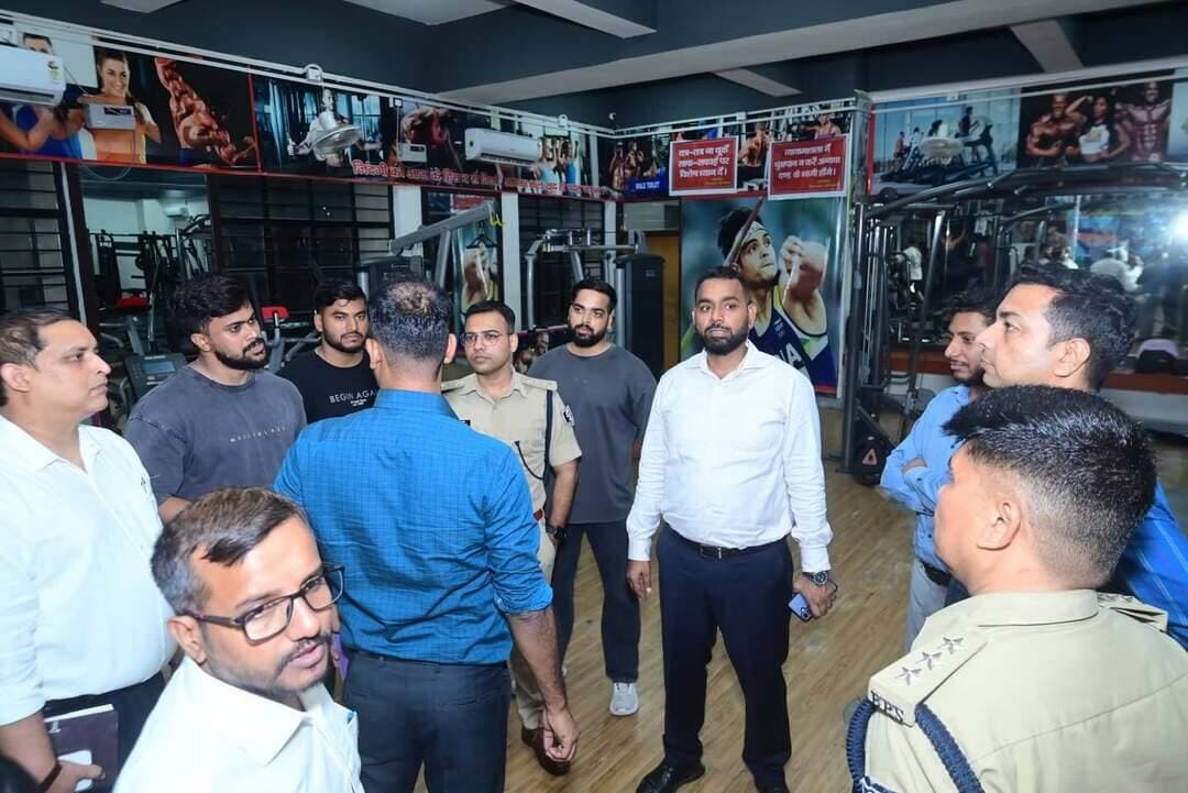 *खेल भवन में खेल गतिविधियों को गति देने हेतु जिलाधिकारी एवं पुलिस अधीक्षक ने दिए निर्देश*
पूर्वी चंपारण में खेल प्रतिभाओं को निखारने और खेल गतिविधियों को सक्रिय रूप से बढ़ावा देने के उद्देश्य से आज जिलाधिकारी एवं पुलिस अधीक्षक की अध्यक्षता में खेल भवन-सह-व्यायामशाला संचालन समिति की समीक्षा बैठक आयोजित की गई।
बैठक के दौरान खिलाड़ियों के लिए बेहतर माहौल तैयार करने तथा विभिन्न खेलों के नियमित प्रशिक्षण व आयोजनों हेतु आवश्यक दिशा-निर्देश दिए गए। जिलाधिकारी ने जिम के खराब पड़े उपकरणों की मरम्मत, नए आधुनिक संसाधनों के शीघ्र अधिष्ठापन और साफ सफाई व्यवस्था दुरुस्त करने का कड़ा निर्देश दिया।
इस अवसर पर सहायक समाहर्ता, नगर आयुक्त (नगर निगम), अनुमंडल पदाधिकारी (सदर मोतिहारी), अनुमंडल पुलिस पदाधिकारी, जिला शिक्षा पदाधिकारी श्री राजन गिरी, असैनिक शल्य चिकित्सक-सह-मुख्य चिकित्सा पदाधिकारी के प्रतिनिधि एवं जिला खेल पदाधिकारी श्री विकास कुमार उपस्थित थे।
Information & Public Relations Department, Government of Bihar Sports Authority of India Motihari Police