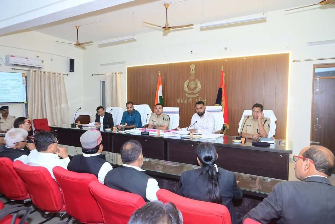 प्रशस्ति पत्र वितरण समारोह
आज दिनांक 16.09.2026 को जिलाधिकारी एवं पुलिस अधीक्षक, पूर्वी चंपारण, मोतिहारी द्वारा माननीय न्यायालय में लंबित त्वरित विचारण एवं सामान्य विचारण से संबंधित कांडों के त्वरित निष्पादन में सराहनीय योगदान देने वाले अभियोजन पदाधिकारियों को प्रशस्ति पत्र प्रदान कर सम्मानित किया गया।
Information & Public Relations Department, Government of Bihar Motihari Police