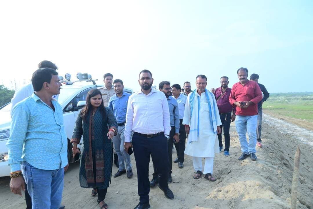 जल भराव स्थल बेलाघाट पताही का जिलाधिकारी ने किया स्थलीय निरीक्षण
अनंत चतुर्दशी के शुभ अवसर पर बड़ी संख्या में श्रद्धालु गण बाबा सोमेश्वर नाथ मंदिर में जलाभिषेक करते हैं। इसके लिए पताही अंचल के बेलघाट से जल भराव किया जाता है।
आज जिलाधिकारी के द्वारा अपर समाहर्ता श्री मुकेश कुमार सिंहा, सहायक समाहर्ता श्री राजकृष्ण झा और अनुमंडल पदाधिकारी पकड़ीदयाल तथा ढाका के साथ बेलघाट का स्थलीय निरीक्षण किया गया।
निरीक्षण के दौरान जिलाधिकारी के द्वारा अनुमंडल पदाधिकारी को सुरक्षा मानक संबंधी सभी प्रबंध करने के निर्देश दिए गए। इसके लिए बैरिकेडिंग की प्रॉपर व्यवस्था,बोट के साथ एनडीआरएफ की टीम प्रतिनियुक्ति, जगह-जगह पुलिस बल और मजिस्ट्रेट की तैनाती को लेकर जिलाधिकारी के द्वारा निर्देश दिया गया। बेलघाट के आसपास मेडिकल टीम की प्रतिनियुक्ति का भी निर्देश दिया गया ताकि जरूरत के अनुसार उसका उपयोग किया जा सके।
इस अवसर पर प्रखंड विकास पदाधिकारी, अंचल अधिकारी सहित अन्य प्रखंड स्तरीय पदाधिकारी तथा स्थानीय जनप्रतिनिधि उपस्थित थे।
Information & Public Relations Department, Government of Bihar