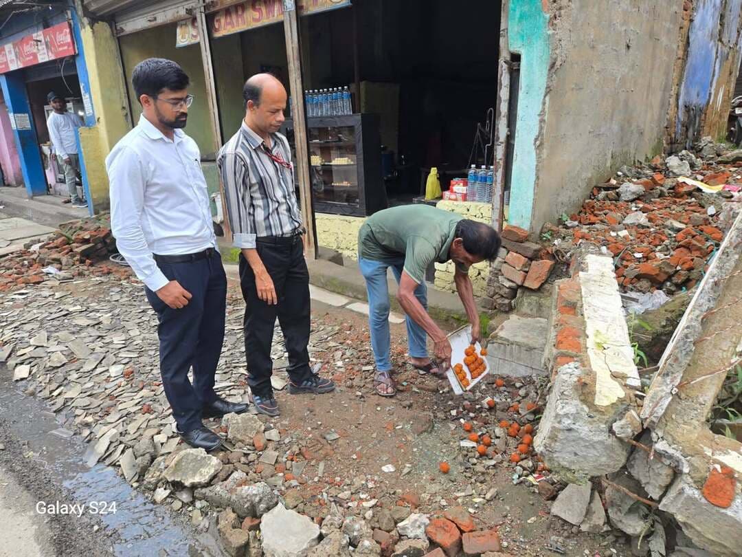 कुडू में खाद्य विभाग की बड़ी कार्रवाई, एक्सपायरी सामान और खराब मिठाइयां नष्ट
IHQ PUBLIC INDIA
लोहरदगा/कुडू। आगामी पर्व-त्योहार को देखते हुए खाद्य सुरक्षा विभाग ने बुधवार, 16 सितंबर 2026 को कुडू प्रखंड मुख्यालय में दुकानों और खाद्य सामग्री बेचने वाले प्रतिष्ठानों की जांच की।
खाद्य सुरक्षा पदाधिकारी मोईन अख्तर और विश्वनाथ गगराई के नेतृत्व में टीम ने कुडू बस स्टैंड और मेन रोड क्षेत्र में थोक-खुदरा दुकानों, मिठाई दुकानों, ठेला-खोमचा और फल विक्रेताओं के यहां जांच की।
जांच के दौरान मेसर्स कलाम स्टोर में एक्सपायरी पेय पदार्थ, मसाले, बिस्किट और सॉस सहित कई खाद्य सामग्री मिली। सामान को मौके पर नष्ट कराया गया और संचालक पर 5 हजार रुपये का जुर्माना लगाया गया। लाइसेंस लेने के लिए भी नोटिस दिया गया।
योगेंद्र किराना दुकान में मिले एक्सपायरी सत्तू को मौके पर नष्ट किया गया। वहीं कुछ मसाला उत्पादों के वैज्ञानिक नमूने जांच के लिए लिए गए।
रांची स्वीट्स में साफ-सफाई की व्यवस्था खराब मिलने पर संचालक पर 5 हजार रुपये का अर्थदंड लगाया गया और व्यवस्था में सुधार का निर्देश दिया गया। सागर स्वीट्स में मिले बासी लड्डुओं को भी मौके पर नष्ट कराया गया।
जांच के दौरान कुछ ठेला-खोमचा में खाद्य पदार्थों में अखाद्य रंग के इस्तेमाल की पुष्टि हुई, जिसे मौके पर नष्ट कराया गया। संचालकों को खाद्य सुरक्षा मानकों का पालन करने और निर्धारित खाद्य रंगों का ही इस्तेमाल करने की हिदायत दी गई।
वहीं फल विक्रेताओं को 15 दिनों के भीतर फूड लाइसेंस लेने का निर्देश दिया गया है।
खाद्य सुरक्षा विभाग ने स्पष्ट किया कि खाद्य सुरक्षा नियमों का उल्लंघन पाए जाने पर संबंधित प्रतिष्ठानों के खिलाफ नियमानुसार कार्रवाई की जाएगी।
“त्योहार से पहले कुडू में खाद्य विभाग का एक्शन!”
“एक्सपायरी सामान और बासी मिठाइयां नष्ट, दुकानदारों पर जुर्माना
#IHQPublicIndia #Lohardaga #Kudu #LohardagaNews #KuduNews #FoodSafety #