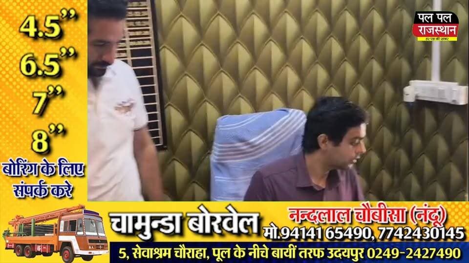 कानोड़ नगरपालिका अध्यक्ष पद के चुनाव को लेकर राजनीतिक हलचल तेज हो गई है। नगर निकाय चुनाव में कांग्रेस ने 14 सीटों पर जीत दर्ज कर मजबूत संख्या बल हासिल किया है, लेकिन अध्यक्ष पद का चुनाव अब भी चुनौतीपूर्ण नजर आ रहा है। कांग्रेस की ओर से रोनक स्वर्णकार को मैदान में उतारा गया है, जबकि भाजपा ने अपनी रणनीति में बदलाव करते हुए शिव कुमार सोनी पर दांव लगाया है।
भाजपा की ओर से अपनाए गए ‘हाइब्रिड फॉर्मूला’ ने कानोड़ के चुनावी समीकरण को चर्चा में ला दिया है। अब मुकाबला सिर्फ पार्षदों की संख्या का नहीं, बल्कि समर्थन और राजनीतिक समीकरणों का भी बन गया है।
कानोड़ नगरपालिका अध्यक्ष पद पर किसे समर्थन मिलेगा? क्या कांग्रेस 14 सीटों के दम पर अध्यक्ष पद हासिल कर पाएगी या भाजपा की रणनीति चुनावी गणित में बदलाव ला पाएगी? पूरी खबर जानने के लिए वीडियो अंत तक देखें। #PalPalRajasthan #PalPalNewsRajasthan #Kanod #KanodNews #KanodElection #KanodNagarpalika #UdaipurNews #Udaipur #RajasthanNews #RajasthanElection #NagarpalikaElection #LocalElection #Congress #BJP #KanodPolitics #RajasthanPolitics #MunicipalElection #ChairmanElection #KanodChairman #RonakSwarnkar #ShivKumarSoni #ElectionNews #BreakingNews #LatestNews #HindiNews #RajasthanPoliticsNews