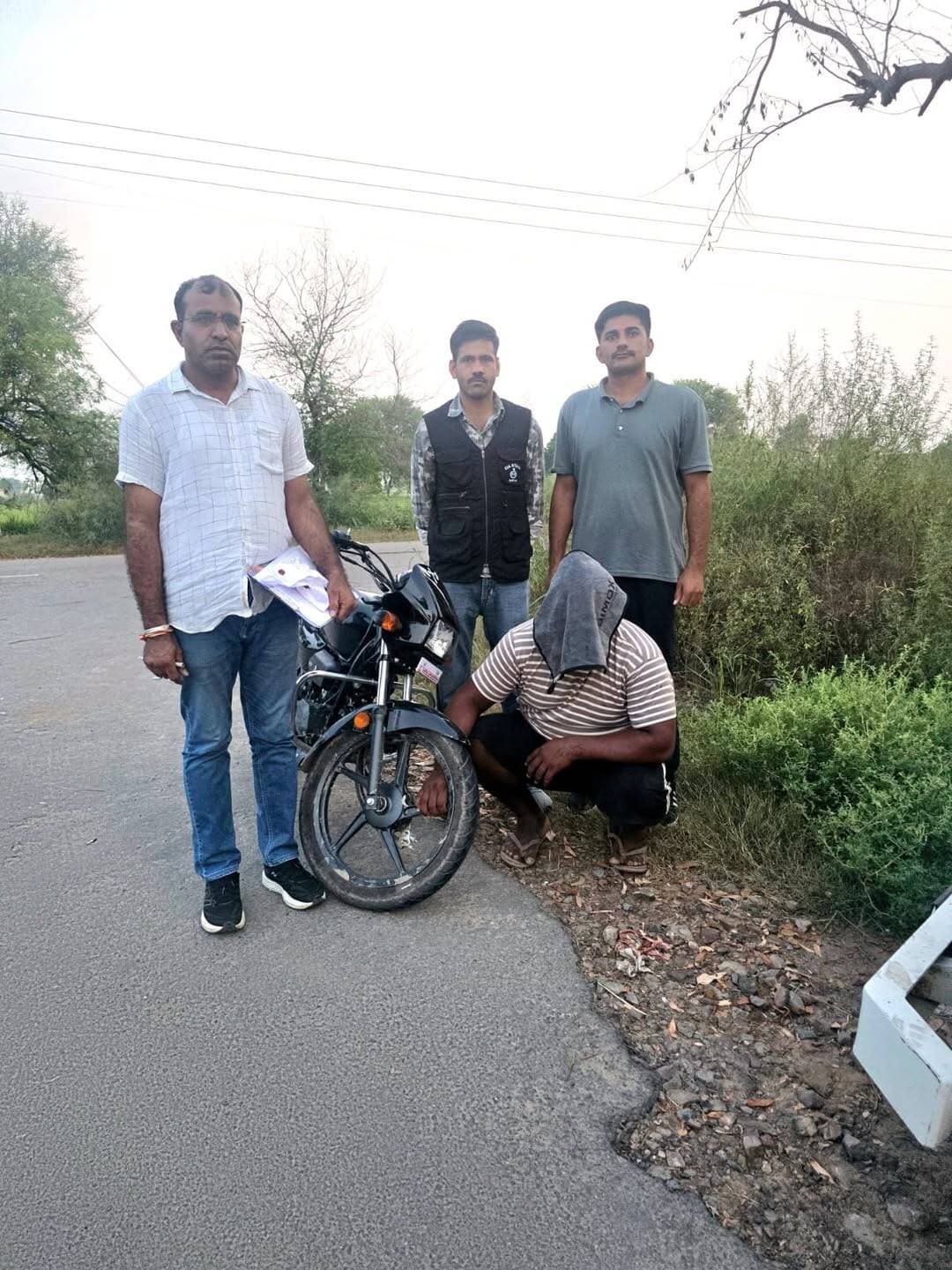*अपराध जांच शाखा रतिया की कार्रवाई, 42.37 ग्राम हेरोइन सहित एक आरोपी काबू*
*– भिरडाना-अहरवां रोड नहर पुल क्षेत्र में पुलिस टीम ने की कार्रवाई*
*– बिना नंबर की स्प्लेंडर मोटरसाइकिल पर जा रहा था आरोपी, गुप्त सूचना पर दबोचा*
फतेहाबाद, 16 सितंबर। नशा तस्करों के खिलाफ चलाए जा रहे अभियान के तहत अपराध जांच शाखा रतिया की टीम ने बड़ी कार्रवाई करते हुए एक युवक को 42.37 ग्राम हेरोइन (चिट्टा) सहित काबू किया है। आरोपी की पहचान *रमेश सिंह पुत्र शमशेर सिंह, जिला फतेहाबाद* के रूप में हुई है। आरोपी को माननीय न्यायालय में पेश किया जायेगा।
अपराध जांच शाखा रतिया प्रभारी उप निरीक्षक प्रदीप ने बताया कि एएसआई गोविन्द 15 सितंबर को पुलिस टीम के साथ नशीले पदार्थों की रोकथाम को लेकर भिरडाना-अहरवां रोड क्षेत्र में गश्त कर रहे थे। इसी दौरान टीम को गुप्त सूचना मिली कि रमेश सिंह हेरोइन बेचने का काम करता है और बिना नंबर की स्प्लेंडर मोटरसाइकिल पर भिरडाना से अहरवां की तरफ नशीला पदार्थ लेकर जाएगा।
सूचना के आधार पर पुलिस टीम ने नहर पुल चौराहा के पास नाकाबंदी की। कुछ देर बाद बताए गए हुलिये का युवक मोटरसाइकिल पर आता दिखाई दिया। पुलिस को देखकर उसने मोटरसाइकिल वापस मोड़ने का प्रयास किया, लेकिन टीम ने उसे तत्परता से काबू कर लिया। नियमानुसार आरोपी की तलाशी ली गई। तलाशी के दौरान उसकी पैंट की जेब से पारदर्शी पाउच में 42.37 ग्राम हेरोइन बरामद हुई। पुलिस ने हेरोइन तथा वारदात में प्रयुक्त मोटरसाइकिल को कब्जे में ले लिया।
आरोपी के खिलाफ थाना सदर फतेहाबाद में मुकदमा नम्बर 369 दिनांक 15.09.2026 धारा 21बी-61-85 एनडीपीएस एक्ट के तहत मामला दर्ज किया गया है। मामले की गहनता से जांच जारी है।