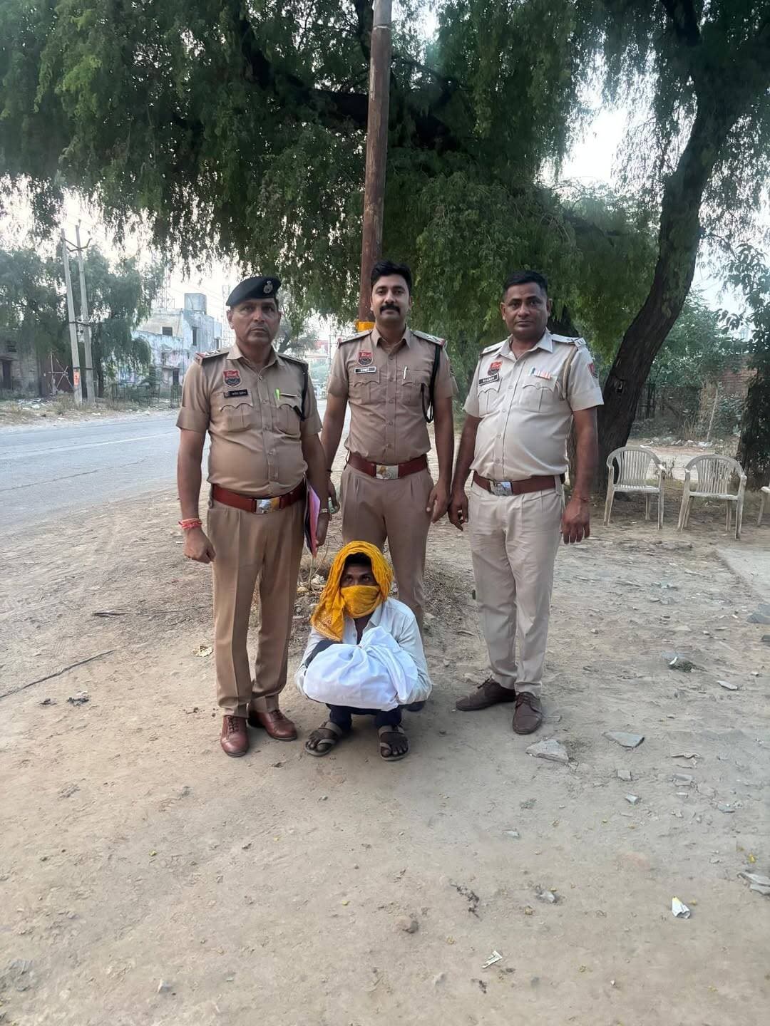 *थाना शहर फतेहाबाद की कार्रवाई, 1 किलो 442 ग्राम गांजा सहित एक आरोपी काबू*
*– सिरसा रोड पर मदान ढाबा के नजदीक पुलिस टीम ने की कार्रवाई*
फतेहाबाद, 16 सितंबर। नशा तस्करों के खिलाफ चलाए जा रहे अभियान के तहत पुलिस चौकी बस अड्डा फतेहाबाद की टीम ने कार्रवाई करते हुए एक युवक को 1 किलो 442 ग्राम गांजा सहित काबू किया है। आरोपी की पहचान *मिथिलेश सिंह पुत्र चमकलाल सिंह निवासी गांव श्रीपुर बासा, जिला मधेपुरा बिहार, हाल सिरसा रोड फतेहाबाद* के रूप में हुई है। आरोपी को माननीय न्यायलय में पेश किया जायेगा।
थाना शहर फतेहाबाद प्रभारी उप निरीक्षक संजय कुमार ने बतया कि पुलिस चौकी बस अड्डा फतेहाबाद के ईन्चार्ज पीएसआई सुमित कुमार 15 सितंबर को अपनी टीम के साथ थाना रोड क्षेत्र में गश्त एवं अपराधों की रोकथाम को लेकर मौजूद थे। इसी दौरान पुलिस टीम को गुप्त सूचना मिली कि एक युवक सिरसा रोड की तरफ से शहर फतेहाबाद की ओर गांजा लेकर आ रहा है।
सूचना को विश्वसनीय मानते हुए पुलिस टीम ने तुरंत सिरसा रोड पर कार्रवाई शुरू की। मदान ढाबा के नजदीक बताए गए हुलिये का एक युवक हाथ में काला पॉलीथिन लेकर आता दिखाई दिया। पुलिस टीम को देखकर युवक वापस मुड़कर तेज कदमों से जाने लगा, जिसे टीम ने तत्परता से काबू कर लिया। जांच के दौरान आरोपी के पास मौजूद काले पॉलीथिन से 1 किलो 442 ग्राम गांजा बरामद हुआ।
पुलिस ने नशीले पदार्थ को नियमानुसार कब्जे में लेकर आरोपी के खिलाफ थाना शहर फतेहाबाद में मुकदमा नम्बर 407 दिनांक 15.09.2026 धारा 20बी-61-85 एनडीपीएस अधिनियम के तहत मामला दर्ज किया है। ममाले की गहनता से जांच जारी है।