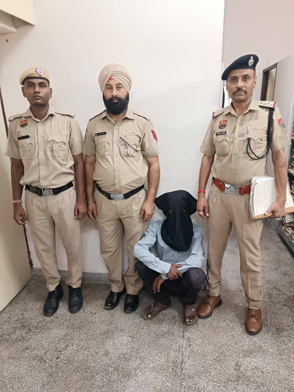 *थाना शहर फतेहाबाद पुलिस की कार्रवाई, हेरोइन तस्करी मामले में मुख्य सप्लायर काबू*
*– मामले में दो आरोपी पहले ही हो चुके हैं गिरफ्तार, मुख्य सप्लायर को न्यायिक हिरासत में भेजा*
फतेहाबाद, 16 सितंबर। नशा तस्करों के खिलाफ चलाए जा रहे अभियान के तहत थाना शहर फतेहाबाद पुलिस ने हेरोइन तस्करी के एक पुराने मामले में कार्रवाई को आगे बढ़ाते हुए मुख्य सप्लायर को काबू किया है। आरोपी को माननीय न्यायालय में पेश किया गया, जहां से उसे न्यायिक हिरासत में भेज दिया गया।
थाना शहर फतेहाबाद प्रभारी उपनिरीक्षक संजय कुमार ने बताया कि 11 फरवरी 2020 को पुलिस टीम ने फतेहाबाद-हिसार रोड पर अल्फा सिटी के पास नाकाबंदी के दौरान एक डटसन रेडीगो कार को रुकवाया था। कार में सवार कुनाल निवासी 12 क्वार्टर, मिल गेट हिसार तथा रवि निवासी भारत नगर, मिल गेट हिसार को काबू किया गया था।
नियमानुसार तलाशी लेने पर आरोपी रवि के कब्जे से 20 ग्राम हेरोइन बरामद हुई थी। इस संबंध में थाना शहर फतेहाबाद में अभियोग संख्या 63 दिनांक 11.02.2020 धारा 21B/61/85 NDPS Act के तहत मामला दर्ज कर जांच शुरू की गई थी।
उपनिरीक्षक संजय कुमार ने बताया कि जांच के दौरान हेरोइन की सप्लाई से जुड़े तथ्यों को खंगालते हुए मुख्य सप्लायर की पहचान की गई और उसे काबू कर लिया गया। मामले में नशा सप्लाई से जुड़े अन्य पहलुओं की जांच जारी है।