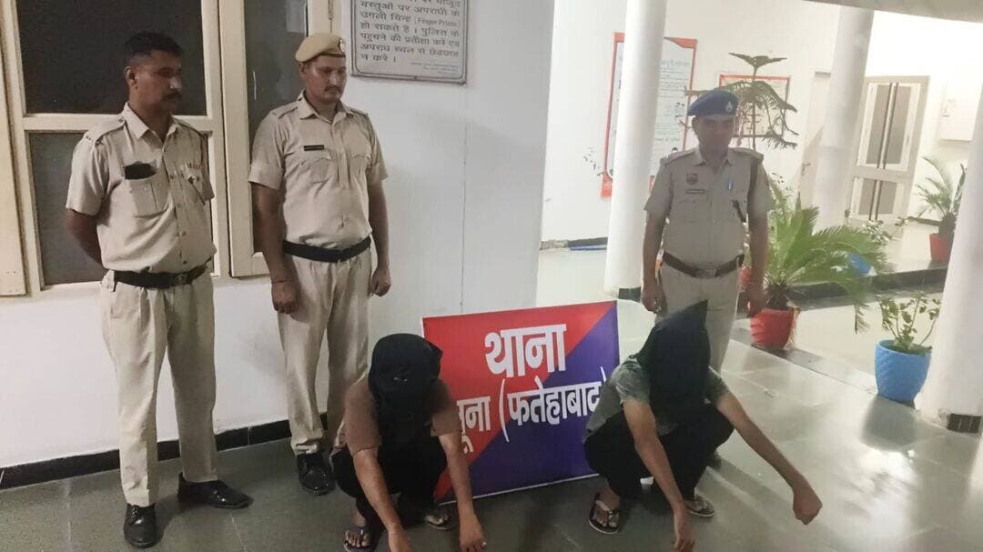 *थाना भूना पुलिस की कार्रवाई, मारपीट मामले में दो आरोपी काबू*
*– गांव लहरियां में दो युवकों पर डंडों व रॉड से हमला करने का आरोप*
भूना, 16 सितंबर। थाना भूना पुलिस ने गांव लहरियां में दो युवकों के साथ मारपीट करने के मामले में कार्रवाई करते हुए दो आरोपियों को काबू किया है। आरोपियों की पहचान राकेश पुत्र शमशेर निवासी गांव लहरियां तथा रविन्द्र कुमार पुत्र कृष्ण निवासी गांव लहरियां के रूप में हुई है। दोनों आरोपियों को माननीय न्यायालय में पेश किया जाएगा।
थाना भूना प्रभारी उपनिरीक्षक कंवर सिंह ने बताया कि गांव लहरियां निवासी सोनू ने पुलिस को दी शिकायत में बताया था कि 3 जुलाई 2026 की रात वह गांव में अपने चचेरे भाई सुमित के साथ मौजूद था। इसी दौरान कार में सवार कुछ युवक वहां पहुंचे और कथित रूप से डंडों व रॉड से दोनों पर हमला कर दिया। हमले में सोनू और सुमित को चोटें आईं, जिसके बाद उन्हें उपचार के लिए अस्पताल ले जाया गया।
पुलिस ने शिकायत, मेडिकल रिपोर्ट तथा घटनास्थल से जुड़े अन्य तथ्यों की जांच की। प्रारंभिक जांच एवं तस्दीक के बाद इस संबंध में थाना भूना में अभियोग संख्या 173 दिनांक 28.07.2026, धारा 190(2), 190, 115(2), 351(3) BNS तथा धारा 3(1)(s) SC/ST Act के तहत मामला दर्ज किया गया।
प्रभारी उपनिरीक्षक कंवर सिंह ने बताया कि मामले की जांच को आगे बढ़ाते हुए राकेश व रविन्द्र कुमार को काबू किया गया है। मामले में अन्य व्यक्तियों की संलिप्तता की भी जांच की जा रही है और भूमिका सामने आने पर नियमानुसार कानूनी कार्रवाई की जाएगी।