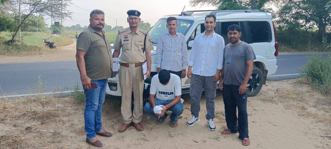 *एंटी नारकोटिक सेल फतेहाबाद की कार्रवाई, अवैध .32 बोर पिस्तौल सहित एक आरोपी काबू*
*– गांव पीलीमंदोरी क्षेत्र में गश्त के दौरान पुलिस टीम ने की कार्रवाई*
भट्टू कलां , 16 सितंबर। अवैध हथियार रखने वालों के खिलाफ चलाए जा रहे अभियान के तहत एंटी नारकोटिक सेल फतेहाबाद की टीम ने कार्रवाई करते हुए गांव पीलीमंदोरी क्षेत्र से एक युवक को अवैध .32 बोर पिस्तौल सहित काबू किया है। आरोपी की पहचान *विनोद कुमार निवासी जिला फतेहाबाद* के रूप में हुई है। आरोपी को माननीय न्यायालय में पेश किया जायेगा।
एंटी नारकोटिक सेल फतेहाबाद प्रभारी उप निरीक्षक वेदपाल ने बताया कि उप निरीक्षक राजेन्द्र प्रसाद पुलिस टीम के साथ 15 सितंबर को अपराधों की रोकथाम एवं गश्त के लिए भट्टू से गांव पीलीमंदोरी की ओर जा रहे थे। जब पुलिस टीम गांव पीलीमंदोरी के नजदीक पहुंची तो सड़क किनारे खड़ा एक युवक पुलिस की गाड़ी को देखकर पेड़ों व झाड़ियों के पीछे छिपने का प्रयास करने लगा।
युवक की गतिविधि संदिग्ध पाए जाने पर पुलिस टीम ने तुरंत उसे काबू कर पूछताछ की। नियमानुसार तलाशी लेने पर उसकी पैंट से एक अवैध .32 बोर पिस्तौल बरामद हुई। पुलिस ने बरामद अवैध हथियार को कब्जे में लेकर आरोपी के खिलाफ थाना भट्टू कलां में मुकदमा नम्बर 213 दिनांक 15.09.2026 धारा 25/54/59 आर्म्स एक्ट के तहत मामला दर्ज किया है। मामले की गहनता से जांच जारी है।