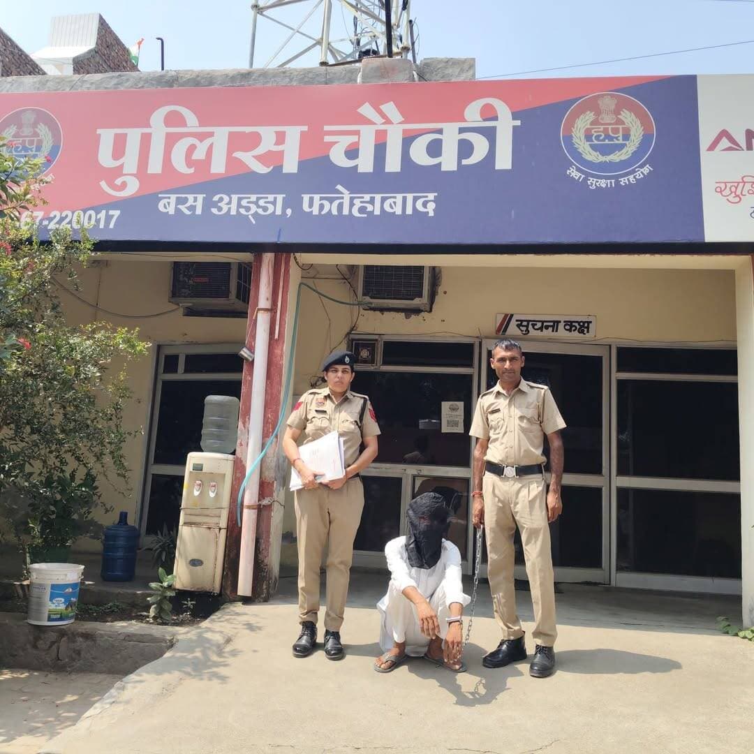 *बस अड्डा चौकी पुलिस की कार्रवाई, मोटरसाइकिल चोरी मामले में एक आरोपी काबू*
*– आरोपी से चोरीशुदा मोटरसाइकिल बरामद, मामले की जांच जारी*
फतेहाबाद, 16 सितंबर। बस अड्डा चौकी पुलिस ने मोटरसाइकिल चोरी के मामले में कार्रवाई करते हुए एक आरोपी को काबू किया है। आरोपी की पहचान विक्की सिंह पुत्र काका सिंह निवासी फूलो मेहर सिंह वाली, जिला सिरसा के रूप में हुई है। पुलिस ने आरोपी के कब्जे से चोरीशुदा मोटरसाइकिल भी बरामद की है। आरोपी को माननीय न्यायालय में पेश किया जाएगा।
बस अड्डा चौकी प्रभारी उपनिरीक्षक सुमित कुमार ने बताया कि गांव अलावलवास निवासी संजय कुमार ने पुलिस को दी शिकायत में बताया था कि 8-9 अप्रैल 2022 की मध्यरात्रि उसकी हीरो होंडा मोटरसाइकिल नंबर HR59B-2710 लाइफ केयर अस्पताल, फतेहाबाद के गेट के सामने खड़ी थी। इसी दौरान अज्ञात व्यक्ति मोटरसाइकिल चोरी कर ले गया।
शिकायत के आधार पर थाना शहर फतेहाबाद में अभियोग संख्या 209 दिनांक 10.04.2022, धारा 379 IPC के तहत मामला दर्ज कर जांच शुरू की गई थी।
पुलिस ने जांच को आगे बढ़ाते हुए आरोपी विक्की सिंह को काबू कर उसके कब्जे से चोरीशुदा मोटरसाइकिल बरामद कर ली। चौकी प्रभारी सुमित कुमार ने बताया कि मामले की नियमानुसार आगे की जांच जारी है।