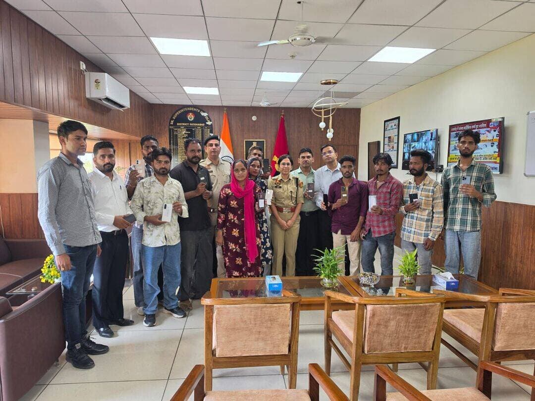 *फतेहाबाद साइबर पुलिस की सराहनीय पहल: गुम हुए 12 मोबाइल फोन बरामद कर लौटाई लोगों के चेहरों की मुस्कान*
*– आधुनिक तकनीक और त्वरित कार्रवाई से लाखों रुपये मूल्य के मोबाइल फोन सफलतापूर्वक रिकवर*
*– एसपी श्रीमती निकिता खट्टर ने मोबाइल उनके वास्तविक मालिकों को सौंपे, कहा— "आमजन को त्वरित राहत उपलब्ध कराना फतेहाबाद पुलिस की सर्वोच्च प्राथमिकता"*
फतेहाबाद, 16 सितंबर। *पुलिस अधीक्षक श्रीमती निकिता खट्टर, आईपीएस* के निर्देशन में साइबर थाना फतेहाबाद ने आधुनिक तकनीक और प्रभावी पुलिसिंग का उत्कृष्ट उदाहरण प्रस्तुत करते हुए विभिन्न शिकायतों में गुम हुए 12 मोबाइल फोन सफलतापूर्वक बरामद कर उनके वास्तविक मालिकों को सौंप दिए। बरामद मोबाइल फोन की अनुमानित कीमत लाखों रुपये है। साइबर पुलिस की इस कार्रवाई से मोबाइल धारकों के चेहरों पर फिर से मुस्कान लौट आई।
पुलिस अधीक्षक कार्यालय में आयोजित एक संक्षिप्त कार्यक्रम के दौरान एसपी श्रीमती निकिता खट्टर ने बरामद सभी मोबाइल फोन उनके वास्तविक मालिकों को सौंपे। अपना खोया हुआ मोबाइल वापस मिलने पर लोगों ने फतेहाबाद पुलिस का आभार व्यक्त किया तथा साइबर थाना टीम की त्वरित कार्रवाई और तकनीकी दक्षता की सराहना की।
*आईएमईआई ट्रैकिंग और डिजिटल तकनीक से मिली सफलता*
साइबर थाना प्रभारी निरीक्षक राहुल कुमार के नेतृत्व में गठित टीम ने आईएमईआई ट्रैकिंग, डिजिटल सर्विलांस तथा तकनीकी विश्लेषण के माध्यम से गुम मोबाइल फोन का पता लगाया। प्राप्त शिकायतों पर त्वरित कार्रवाई करते हुए टीम ने विभिन्न स्थानों से मोबाइल फोन बरामद किए और सभी मोबाइलों की विधिवत पहचान सुनिश्चित करने के बाद उन्हें उनके वास्तविक मालिकों को सुरक्षित सुपुर्द कर दिया।
*मोबाइल प्राप्त करने वाले नागरिक*
1. तुलसी राम पुत्र जगतराम निवासी स्वामी नगर फतेहाबाद
2. मोहित सोनी पुत्र औमप्रकास निवासी सन्यास आश्रम रोड़ फतेहाबाद
3. राकेश पुत्र सुभाष निवासी फतेहाबाद
4. सचिन पुत्र सुलेन्द्र निवासी गोरखपुर
5. चनवीर सिंह पुत्र गोरा सिंह निवासी जाखल
6. वेद कुमार पुत्र फकीर चंद निवासी रावतखेड़ा
7. मनप्रित सिंह पुत्र गुरदेव सिंह निवासी टोहाना
8. सुमन पुत्री सुरेश कुमार नायक निवासी ढाबी कलां फतेहाबाद
9. सुरेन्द्र कुमार पुत्र लीलाराम निवासी आदर्श कालोनी टोहाना
10. नरेश कुमार पुत्र रोहताश निवासी बडौपल
11. राम कुमार पुत्र लेखराम निवासी ननहेरी फतेहाबाद
12.विकास कुमार पुत्र श्रवण कुमार निवासी रतिया
*"तकनीक तभी सार्थक है, जब उससे आमजन को त्वरित राहत मिले" — *एसपी श्रीमती निकिता खट्टर*
*एसपी श्रीमती निकिता खट्टर* ने कहा कि गुम मोबाइल फोन बरामद कर उन्हें उनके वास्तविक मालिकों तक पहुंचाना केवल तकनीकी उपलब्धि नहीं, बल्कि फतेहाबाद पुलिस की संवेदनशील, जवाबदेह और जनसेवा के प्रति समर्पित कार्यशैली का परिचायक है। उन्होंने कहा कि आधुनिक तकनीक का प्रभावी उपयोग करते हुए साइबर पुलिस आमजन को त्वरित राहत उपलब्ध कराने के लिए निरंतर कार्य कर रही है। उन्होंने नागरिकों से अपील की कि यदि किसी का मोबाइल फोन गुम हो जाए अथवा वह किसी प्रकार की साइबर ठगी का शिकार हो, तो बिना देरी किए राष्ट्रीय साइबर हेल्पलाइन 1930 पर कॉल करें अथवा राष्ट्रीय साइबर अपराध पोर्टल पर शिकायत दर्ज करवाएं। साथ ही निकटतम पुलिस थाना या साइबर थाना में भी तुरंत सूचना दें, ताकि समय रहते आवश्यक कार्रवाई कर नुकसान को रोका जा सके।
