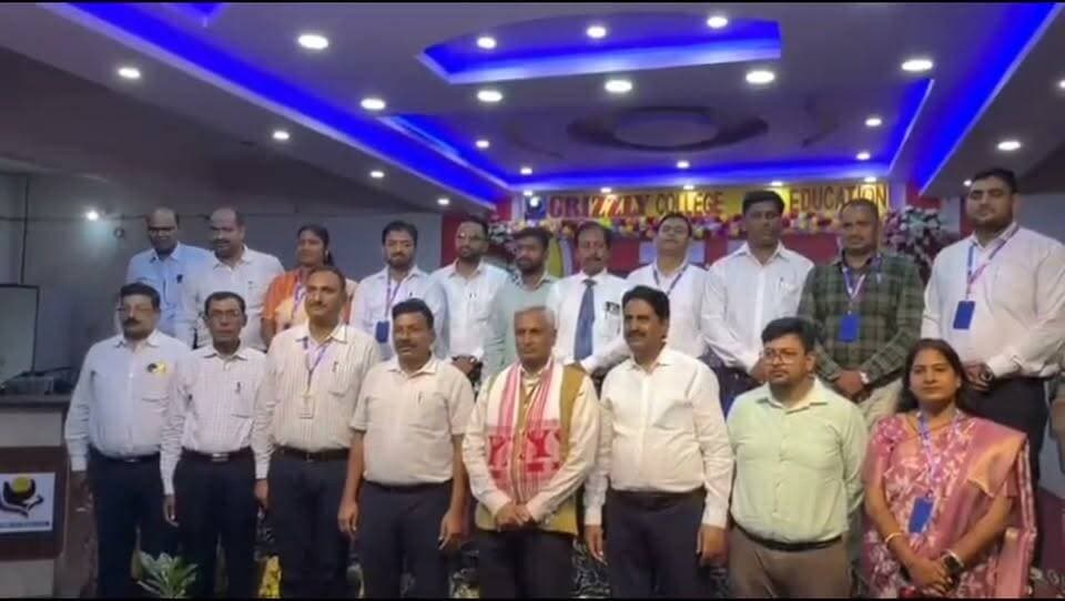 विकसित भारत 2047 के निर्माण में युवा पीढ़ी की भूमिका महत्वपूर्ण : कुलपति
कोडरमा। ग्रिजली कॉलेज ऑफ एजुकेशन में आंतरिक गुणवत्ता आश्वासन प्रकोष्ठ (IQAC) के तत्वावधान में “इंडिया नाउ एंड नेक्स्ट : विकसित भारत 2047” विषय पर पॉडकास्ट कार्यक्रम का आयोजन किया गया। कार्यक्रम का शुभारंभ विनोबा भावे विश्वविद्यालय, हजारीबाग के कुलपति डॉ. चंद्रभूषण शर्मा, महाविद्यालय के अध्यक्ष मनीष कपसिमे, सचिव अविनाश कुमार सेठ, मुख्य परिचालन पदाधिकारी तनिष्क सेठ एवं प्राचार्य डॉ. मोहित कुमार तिवारी ने दीप प्रज्ज्वलित कर तथा मां सरस्वती की प्रतिमा पर पुष्पांजलि अर्पित कर किया। इसके बाद उपस्थित लोगों ने सामूहिक रूप से राष्ट्रीय गीत गाया।
मुख्य अतिथि कुलपति डॉ. चंद्रभूषण शर्मा का पौधा, अंगवस्त्र एवं स्मृति-चिह्न भेंट कर स्वागत किया गया। सहायक प्राध्यापक अम्बरीज सरकार एवं मानसी चक्रवर्ती के सांस्कृतिक स्वागत नृत्य ने उपस्थित लोगों का मन मोह लिया। प्राचार्य डॉ. मोहित कुमार तिवारी ने स्वागत भाषण दिया।
पॉडकास्ट संवाद में प्रशिक्षु समीना परवीन एवं आयुष कुमार ने कुलपति से शिक्षा, समाज, प्रशासन, विधि-व्यवस्था, युवा वर्ग की स्थिति तथा विकसित भारत 2047 से जुड़े समसामयिक विषयों पर सवाल पूछे। कुलपति ने सरल एवं तथ्यपरक तरीके से सवालों के जवाब दिए। उन्होंने कहा कि विकसित भारत 2047 के निर्माण में युवा पीढ़ी प्रमुख आधारशिला है। युवाओं को सशक्त, स्वावलंबी एवं उत्तरदायी नागरिक बनाने के लिए गुणवत्तापूर्ण शिक्षा, कौशल विकास, उचित मार्गदर्शन और सकारात्मक सामाजिक वातावरण जरूरी है।
उन्होंने कहा, “हम समाज से हैं और समाज हमसे है।” इसलिए समाज के प्रत्येक वर्ग को साथ लेकर समावेशी एवं सतत विकास की दिशा में आगे बढ़ने की आवश्यकता है। उन्होंने युवाओं से ज्ञान, कौशल, नैतिक मूल्यों एवं सामाजिक उत्तरदायित्व के साथ राष्ट्र निर्माण में सक्रिय भागीदारी निभाने का आह्वान किया।
इसके बाद प्रश्नोत्तरी सत्र आयोजित किया गया, जिसमें प्रशिक्षुओं ने विभिन्न विषयों पर सवाल पूछे। कुलपति ने विस्तार से जवाब देते हुए प्रशिक्षुओं को ज्ञानार्जन, कौशल विकास, तार्किक चिंतन एवं समसामयिक विषयों की समझ विकसित करने के लिए प्रेरित किया।
कार्यक्रम में बैजनाथ प्रसाद स्नेही कॉलेज ऑफ एजुकेशन के प्राचार्य डॉ. भूपेंद्र ठाकुर, कैम्ब्रिज शिक्षक प्रशिक्षण महाविद्यालय के प्राचार्य डॉ. दीपक कुमार सहित विभिन्न शिक्षण संस्थानों के शिक्षक, सहायक प्राध्यापक एवं प्रशिक्षु मौजूद रहे। ग्रिजली कॉलेज के बी.एड. सत्र 2025-27 के प्रशिक्षुओं के अलावा शैक्षणिक समन्वयक सौरभ शर्मा, IQAC समन्वयक मनीष कुमार सिन्हा, डीएलएड समन्वयक खुशबू कुमारी सिन्हा, सहायक प्राध्यापक एवं शिक्षकेत्तर कर्मचारी उपस्थित रहे।
मंच संचालन सहायक प्राध्यापक संजीत कुमार ने किया, जबकि धन्यवाद ज्ञापन डीएलएड विभागाध्यक्ष मनीष कुमार सिंह ने किया।