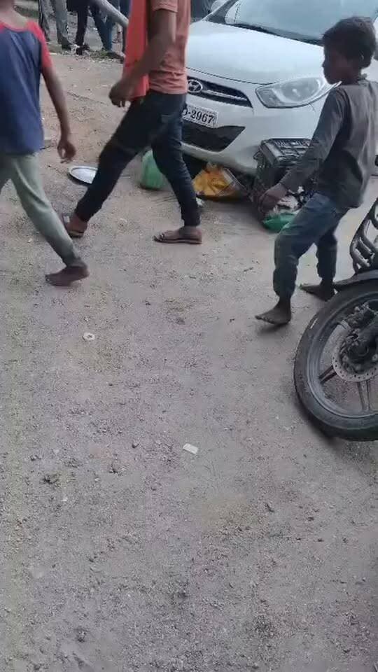 आईसीआईसीआई बैंक के पास नशे में धुत्त कार सवार ने अनरसा का ठेला लगाने वाले को अपनी चपेट में ले लिया। साथ ही उसके ठेले को भी रौंद दिया।कार सवार की पहचान वहीं के निवासी मनीष सिंह के रूप में हुई है। जानकारी के अनुसार वह जिस वाहन JH12 D-2967 को चला रहा था उसका रजिस्ट्रेशन भी 11 सितंबर 2026 को फेल हो गया था। वहीं घटना की सूचना पर पहुंची पुलिस ने उसे हिरासत में लेते हुए मेडिकल के लिए सदर अस्पताल कोडरमा ले गई है अब देखना यह होगा की पुलिस इस मामले में क्या कार्रवाई करती है।