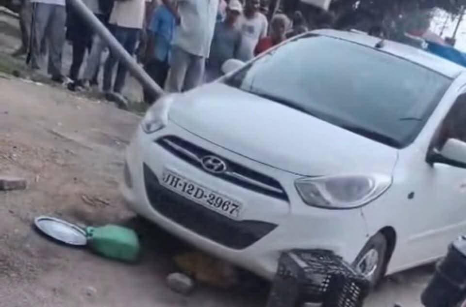 आईसीआईसीआई बैंक के पास नशे में धुत्त कार सवार ने अनरसा का ठेला लगाने वाले को अपनी चपेट में ले लिया। साथ ही उसके ठेले को भी रौंद दिया।कार सवार की पहचान वहीं के निवासी मनीष सिंह के रूप में हुई है। जानकारी के अनुसार वह जिस वाहन JH12 D-2967 को चला रहा था उसका रजिस्ट्रेशन भी 11 सितंबर 2026 को फेल हो गया था। वहीं घटना की सूचना पर पहुंची पुलिस ने उसे हिरासत में लेते हुए मेडिकल के लिए सदर अस्पताल कोडरमा ले गई है अब देखना यह होगा की पुलिस इस मामले में क्या कार्रवाई करती है।